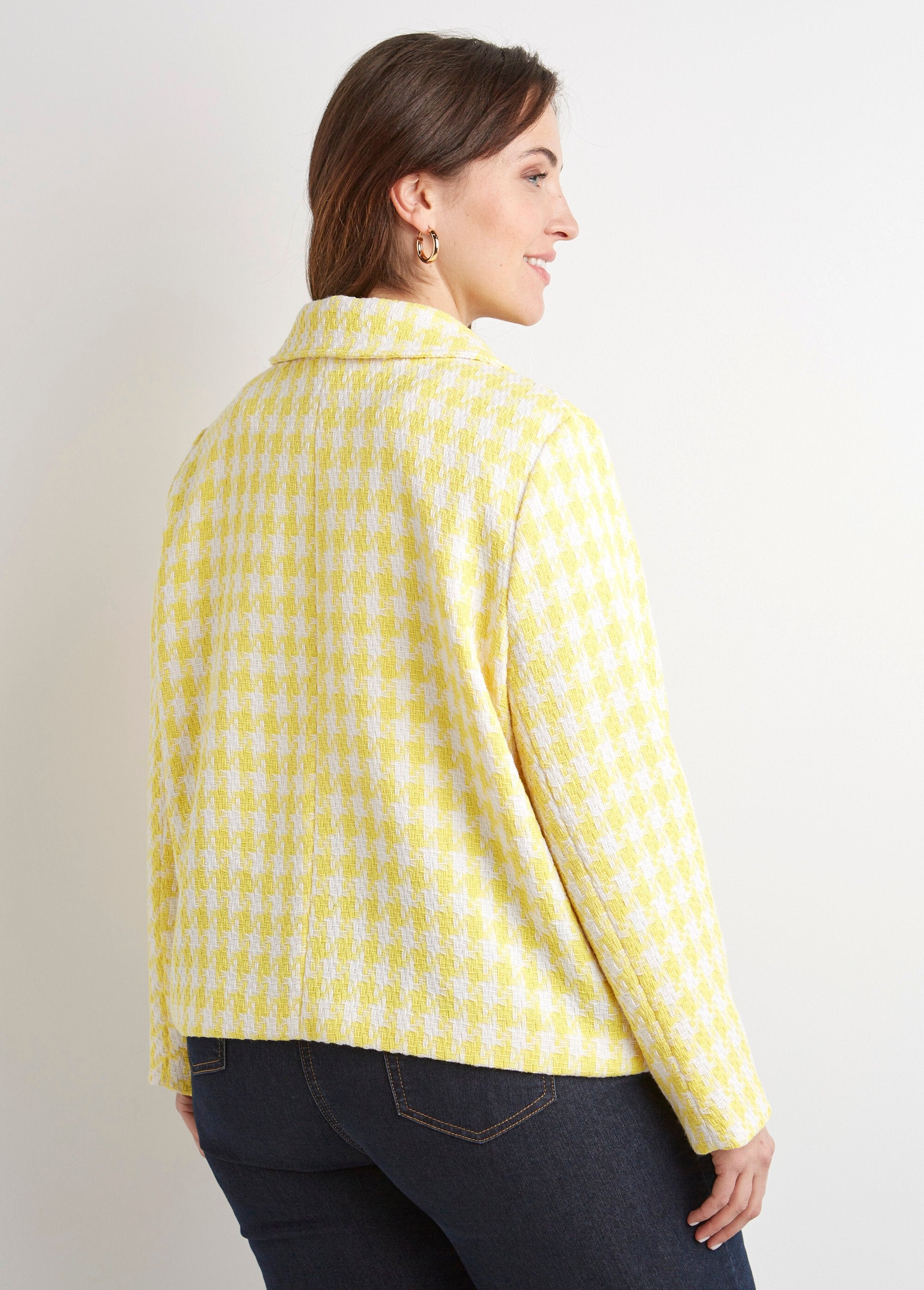 Casaco_curto_com_padrão_houndstooth_Jaune_et_blanc_DO1_curvy