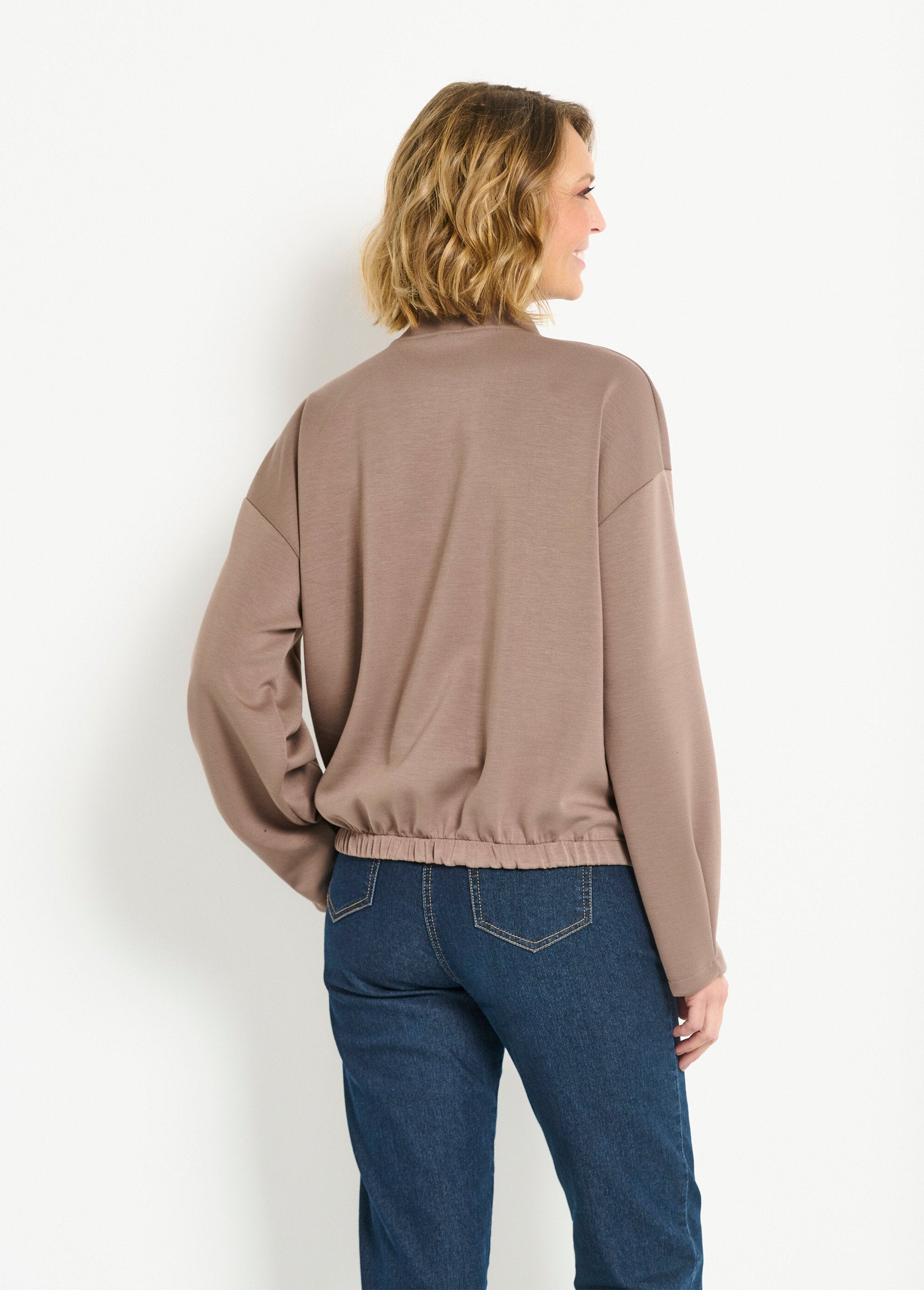 Casaco_estilo_peluche_com_fecho_de_correr_para_maior_conforto_Taupe_DO1_slim