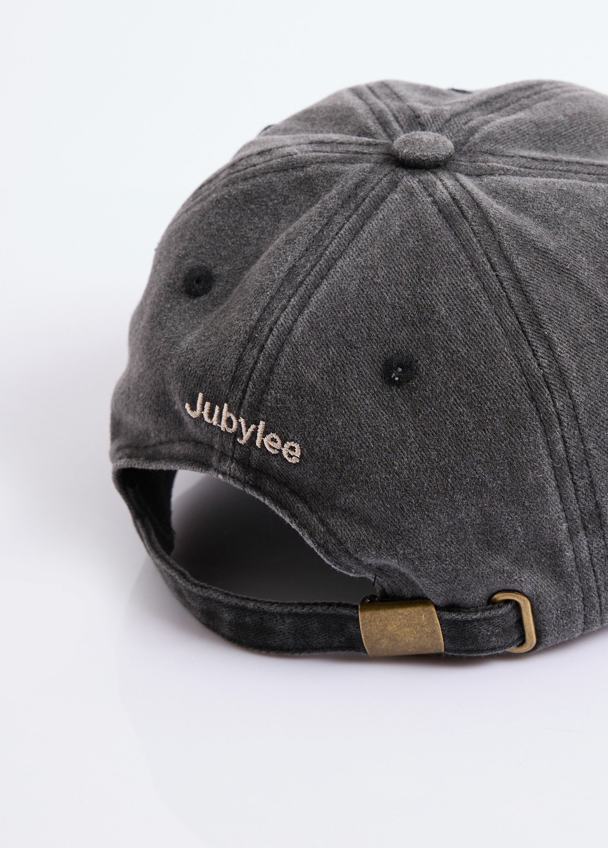 Boné_em_ganga_usada,_bordado_com_corações_Gris_DE1_slim