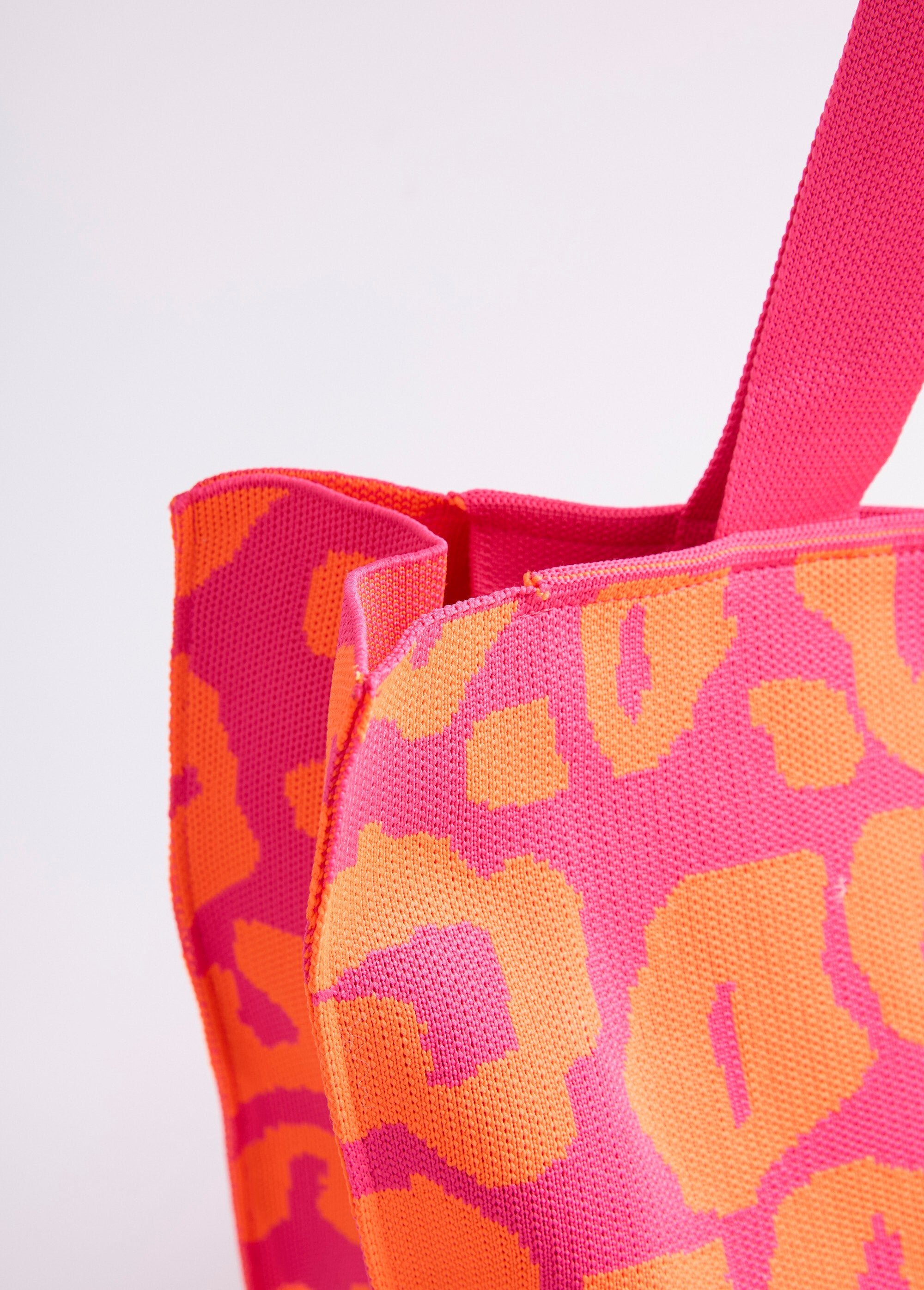 Sac_cabas_en_maille_avec_motif_léopard_Fuchsia_et_orange_DE1_slim