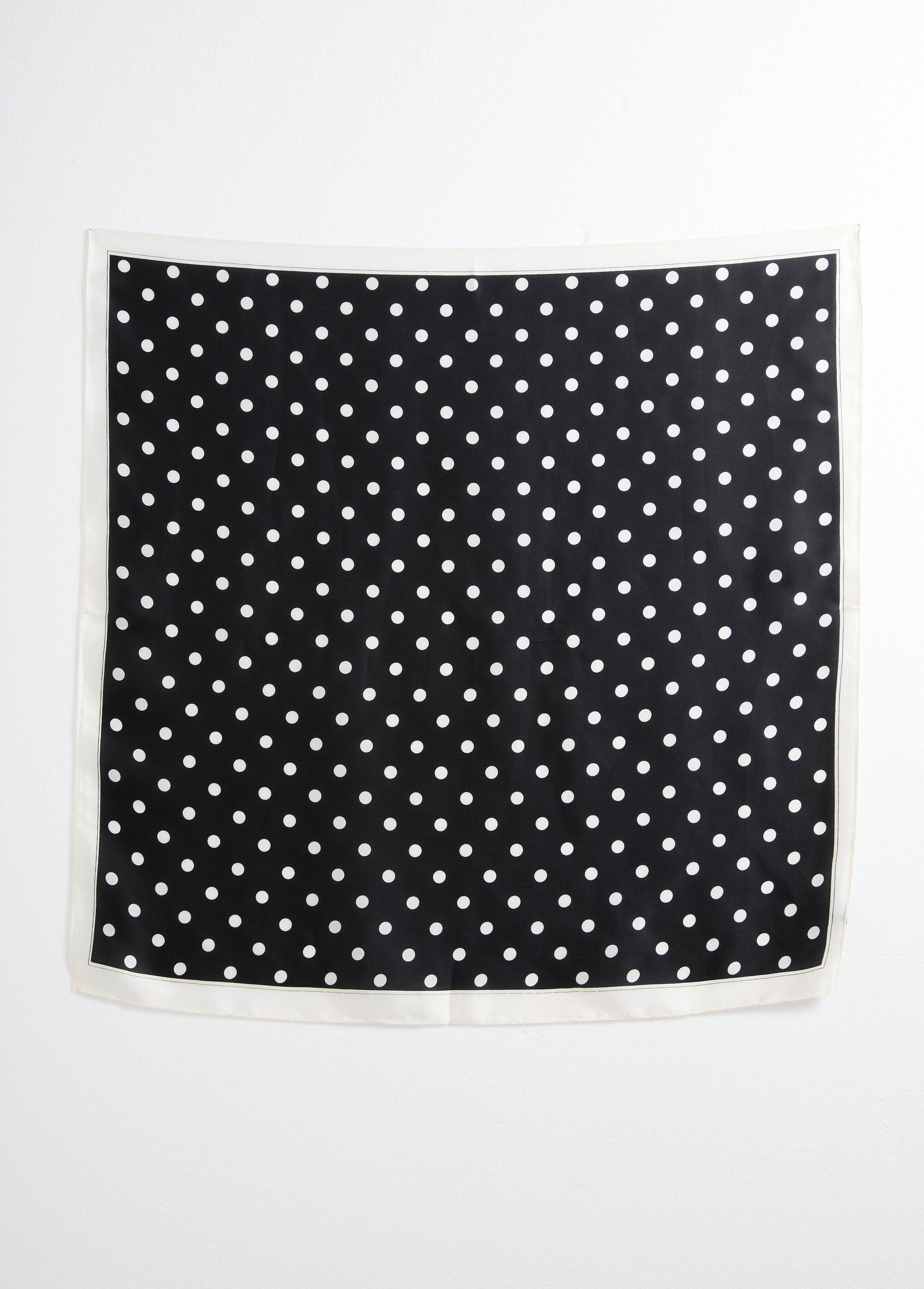 Foulard_en_satin_avec_motif_pois_Noir_DE1_slim
