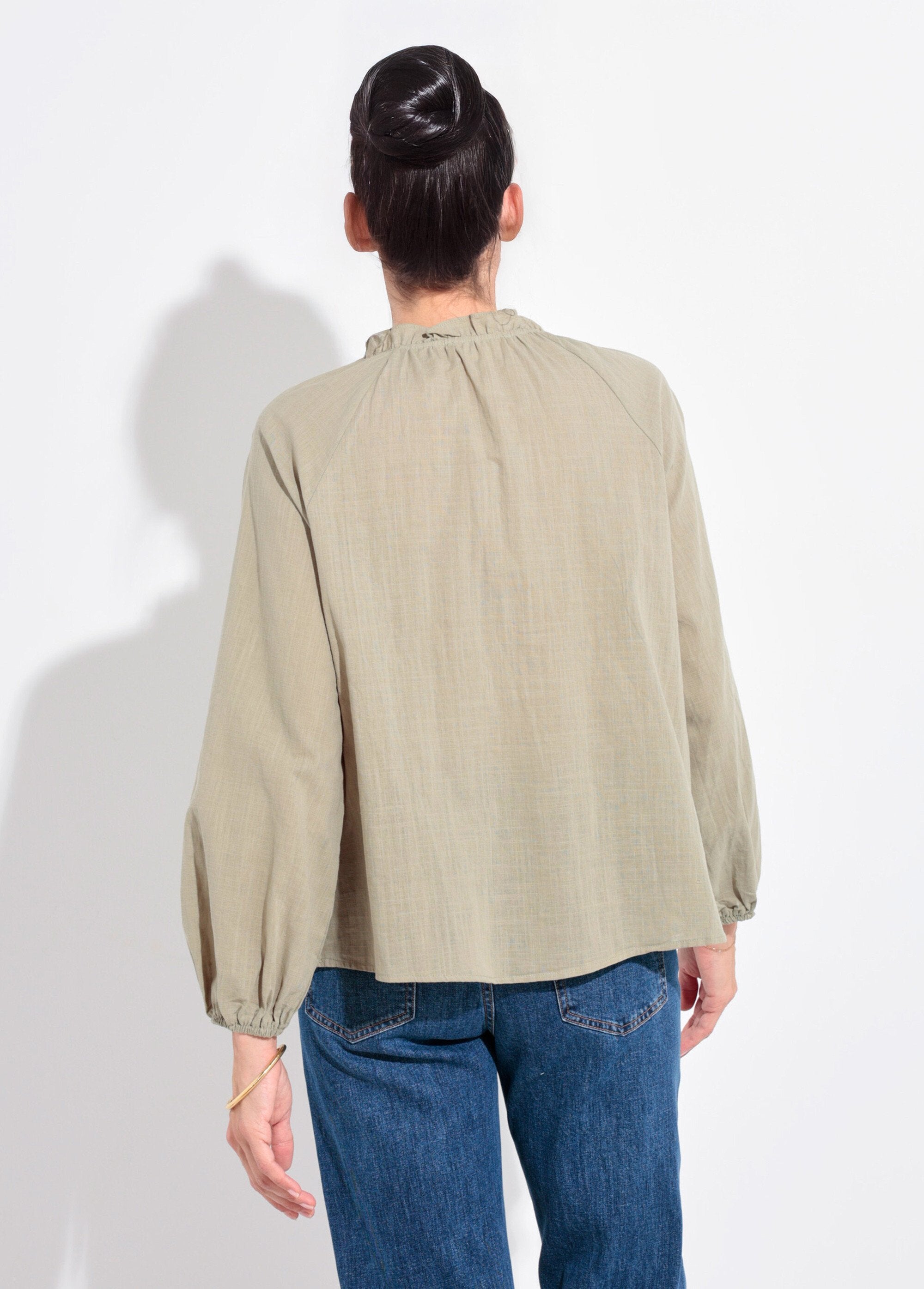 Blusa_folgada_com_decote_em_V_e_gravata_Kaki_DO1_slim