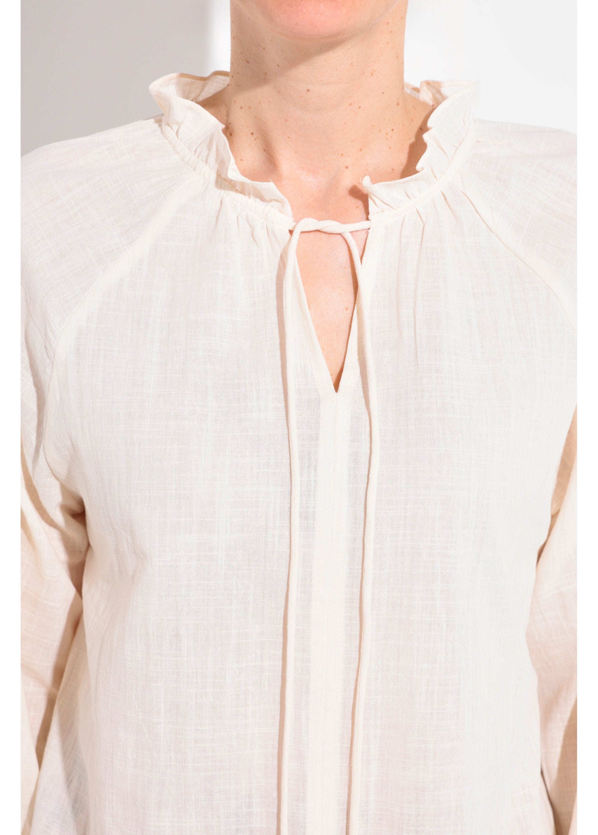 Blusa_folgada_com_decote_em_V_e_gravata_Beige_DE1_slim