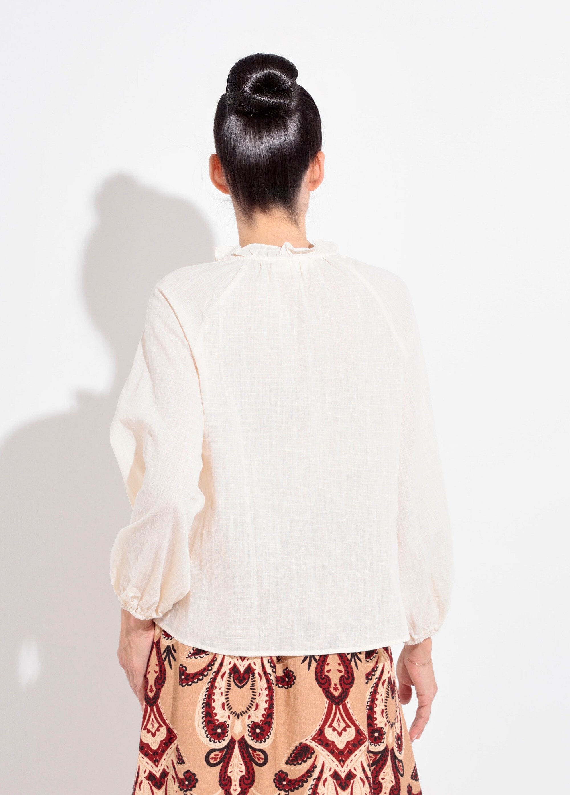 Blusa_folgada_com_decote_em_V_e_gravata_Beige_DO1_slim