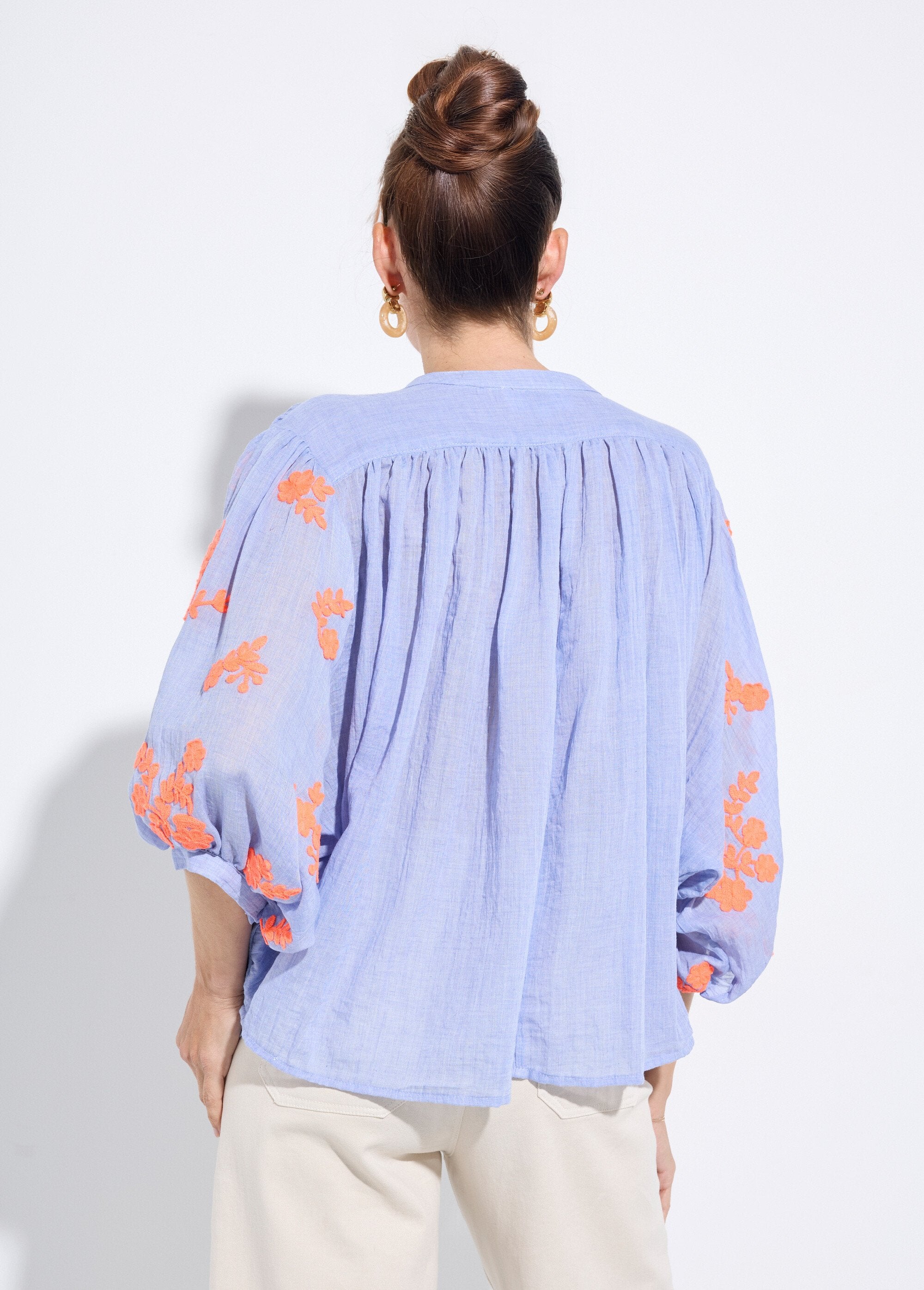 Blouse_chambray,_broderies_contrastantes_Bleu_DO1_slim