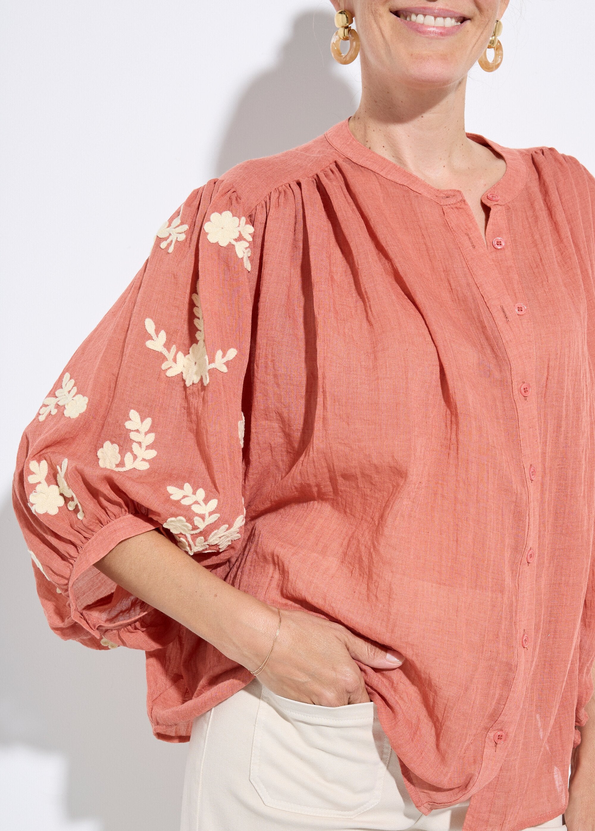 Blouse_chambray,_broderies_contrastantes_Brique_DE1_slim