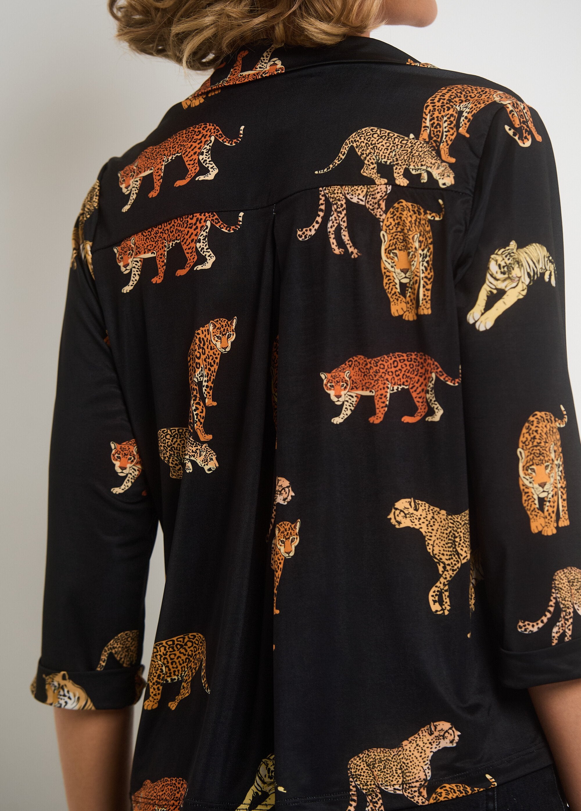 Blusa_curta_com_estampa_animal_e_decote_V_Noir_imprime_DE2_slim