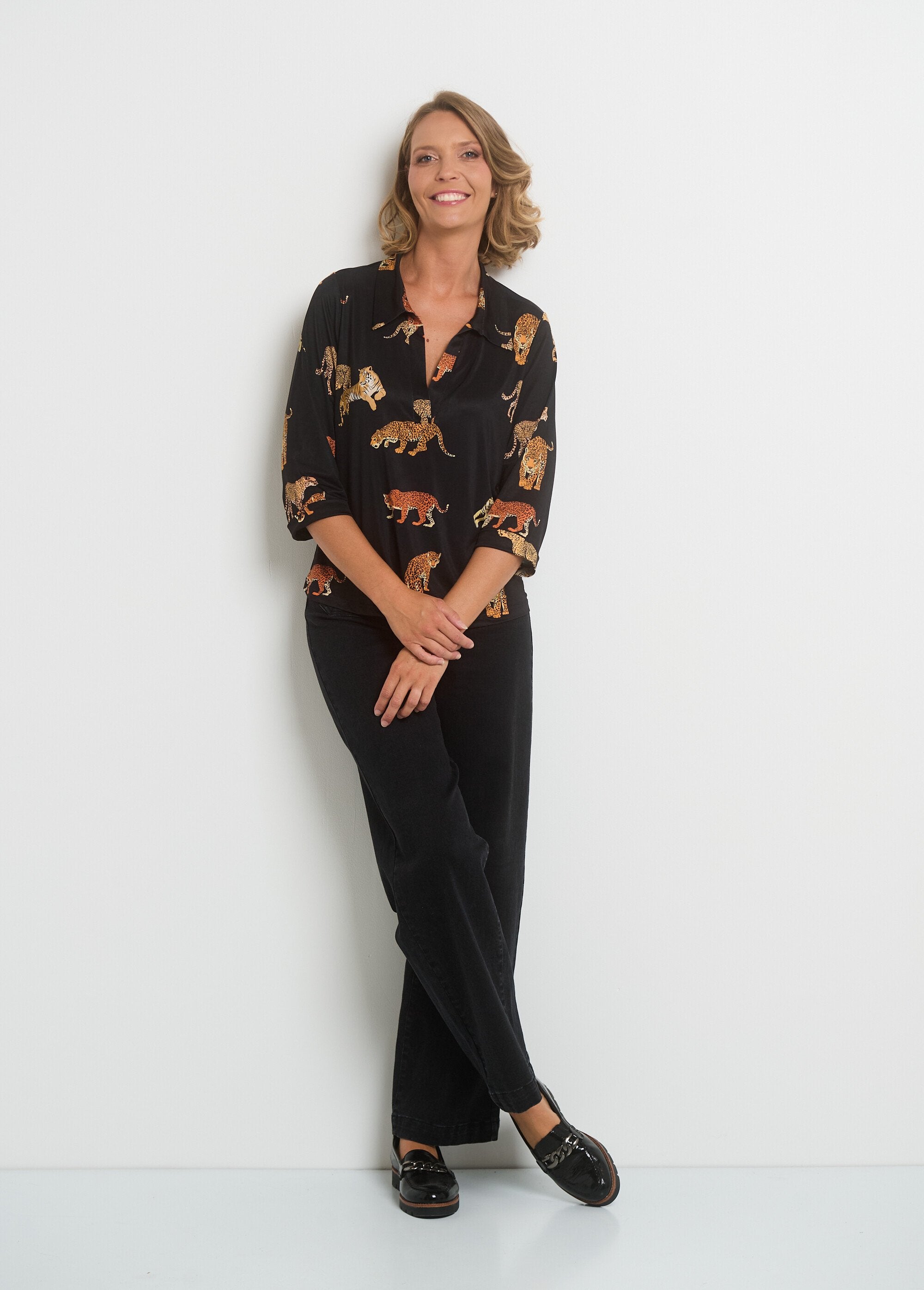 Blusa_curta_com_estampa_animal_e_decote_V_Noir_imprime_SF1_slim