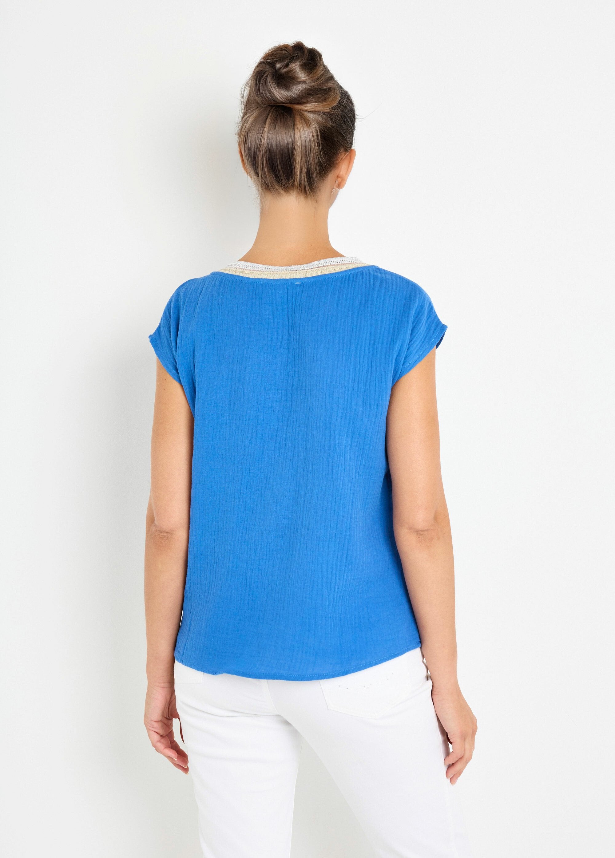Blouse_gaze_de_coton_avec_galon_col_V_Bleu_DO1_slim
