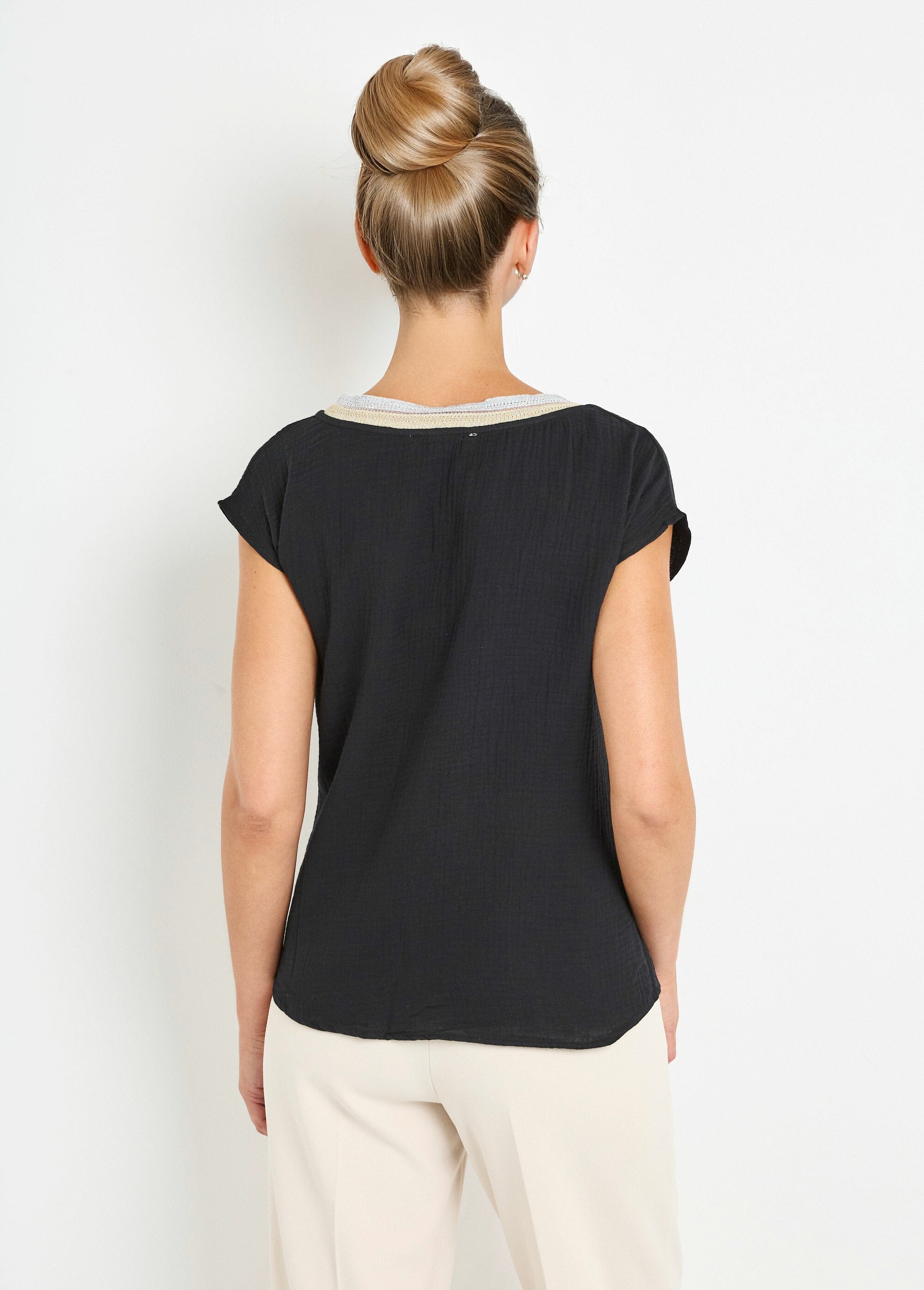 Blouse_gaze_de_coton_avec_galon_col_V_Noir_DO1_slim
