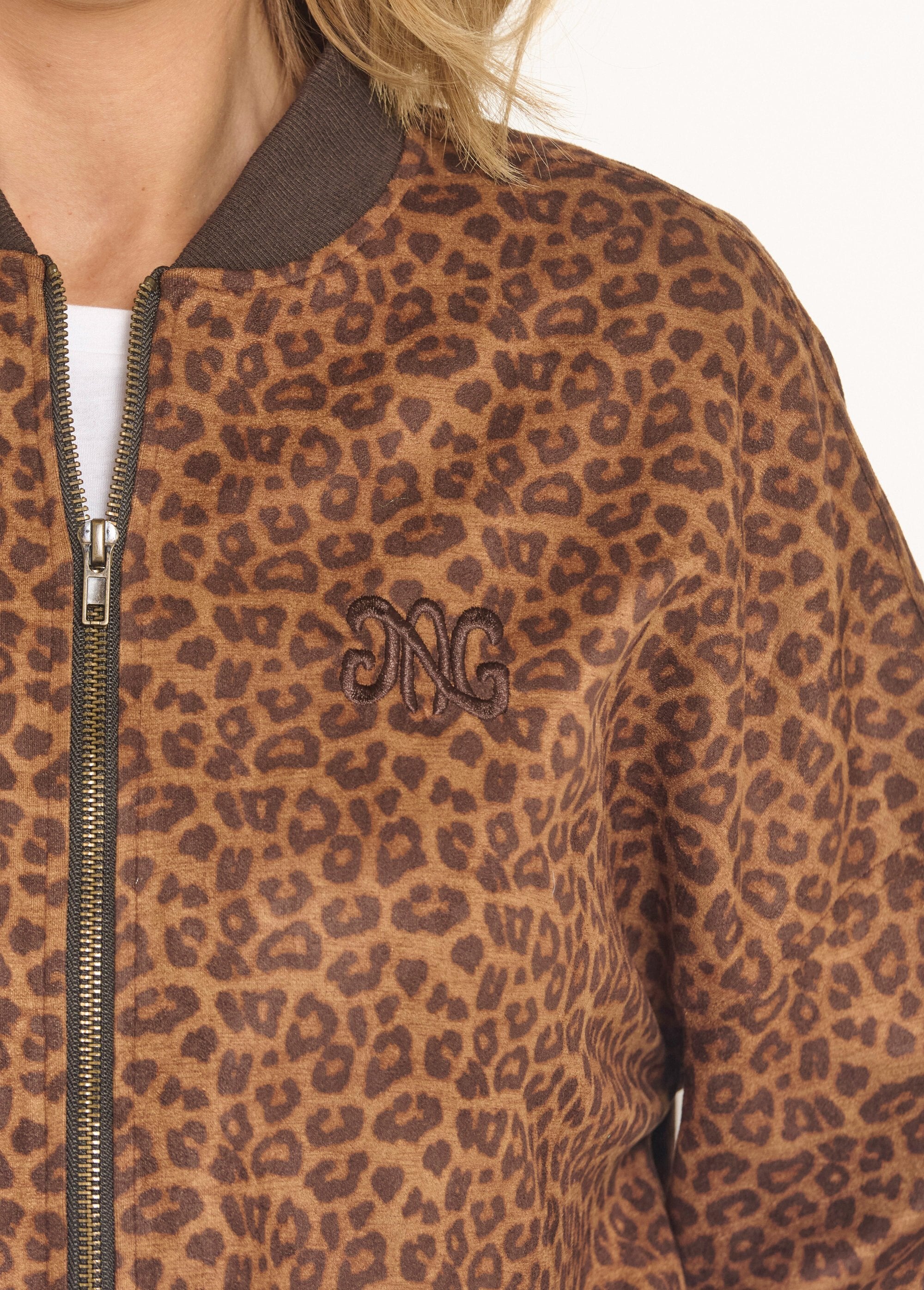 Jaqueta_com_zíper_estilo_teddy_com_estampa_de_leopardo_Leopard_DE2_slim