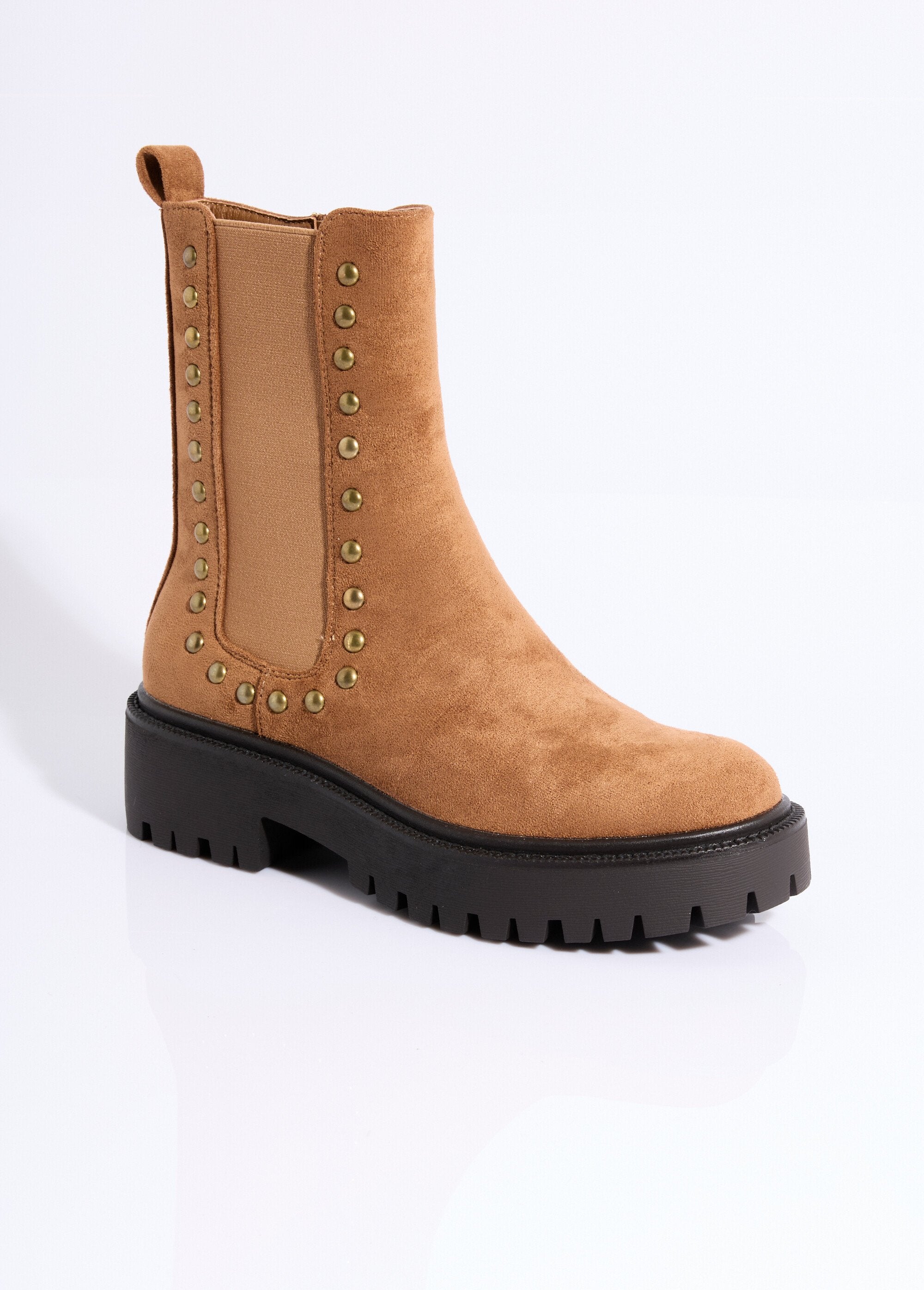Botas_Chelsea_em_suedette_com_tachas_metálicas_Camel_FA1_slim