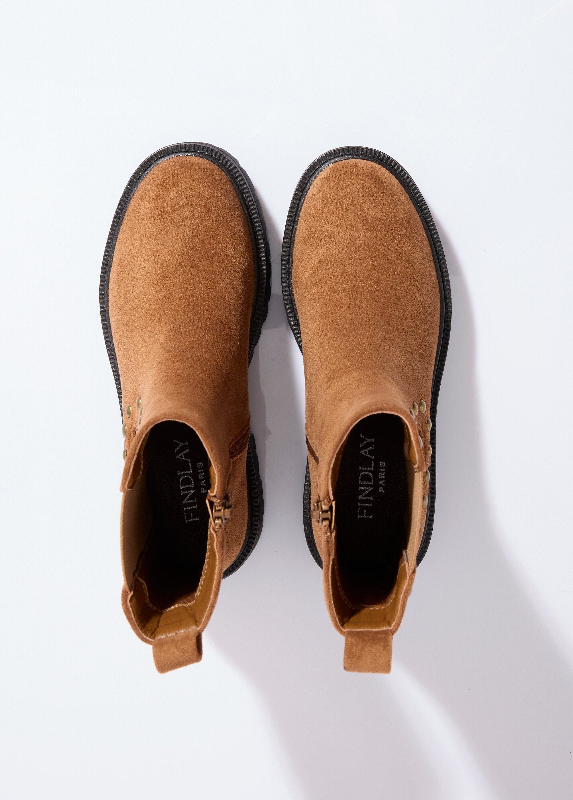 Botas_Chelsea_em_suedette_com_tachas_metálicas_Camel_OV1_slim