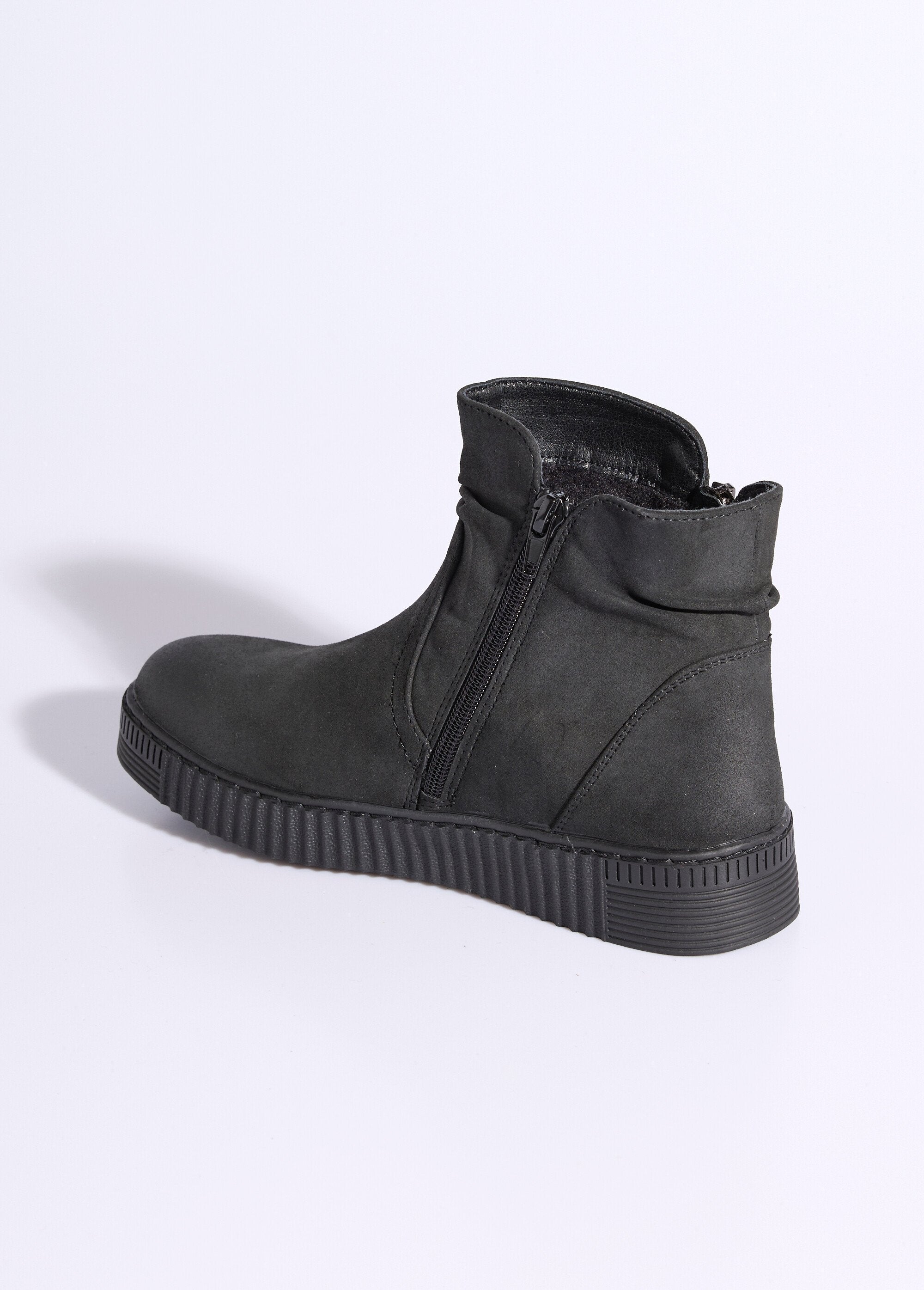 Boots_suédées_avec_semelle_compensée_Noir_DO1_slim