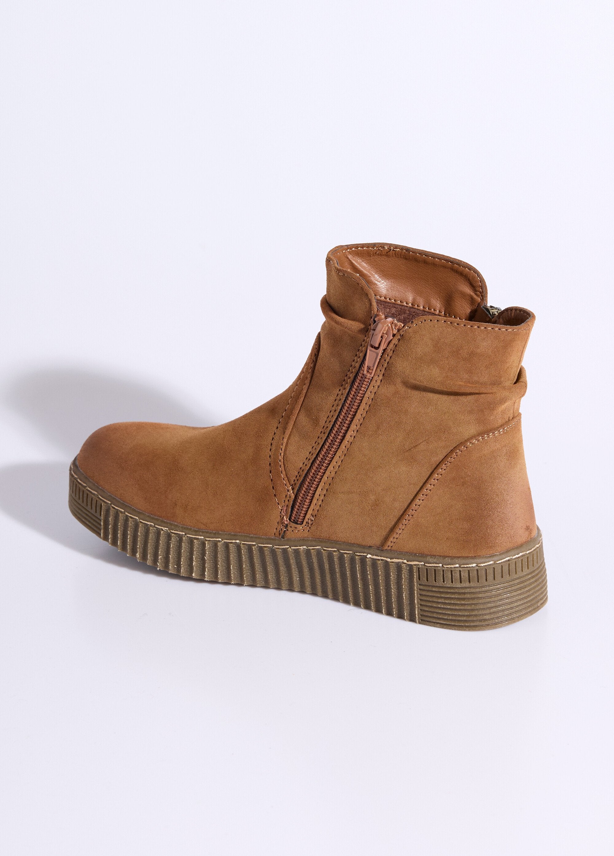 Boots_suédées_avec_semelle_compensée_Camel_DO1_slim