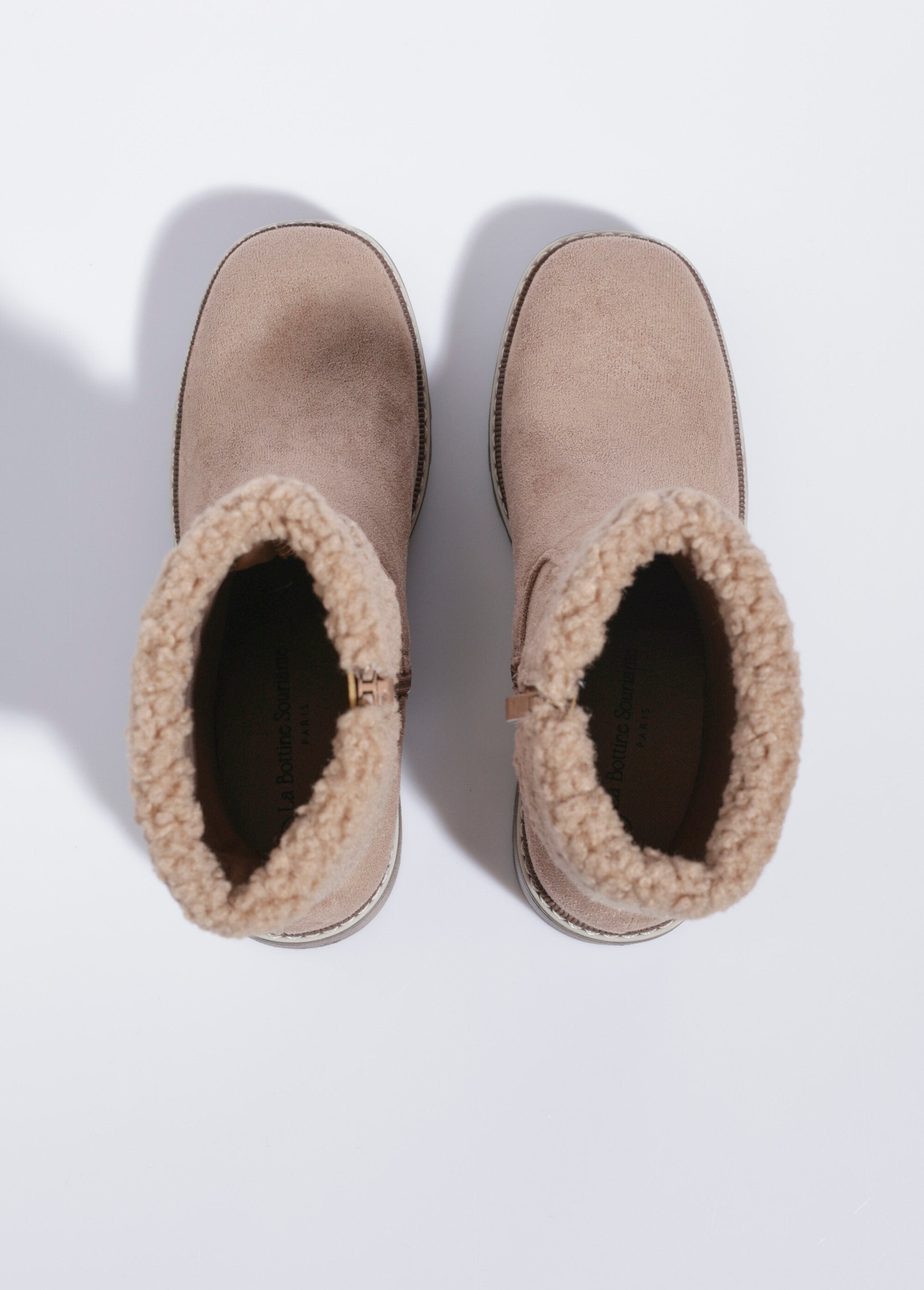 Botas_em_suedette_com_salto_e_punho_em_pele_Beige_OV1_slim