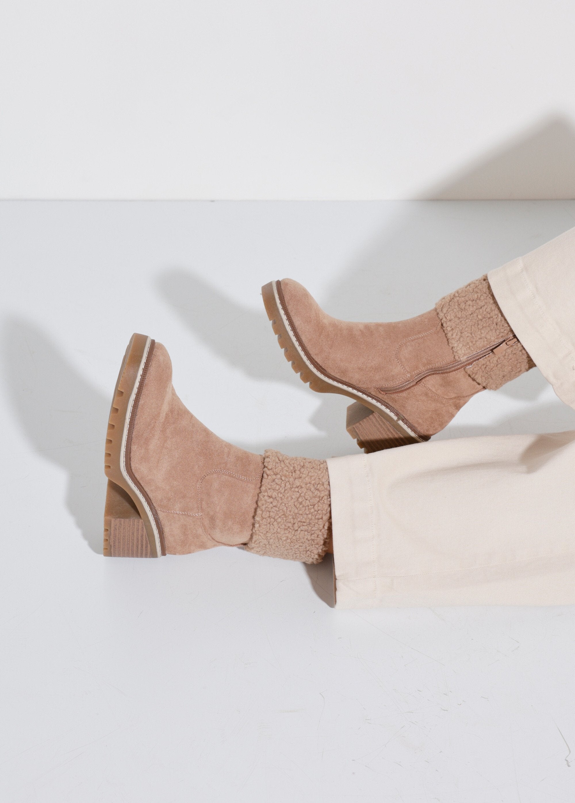 Botas_em_suedette_com_salto_e_punho_em_pele_Beige_SF1_slim