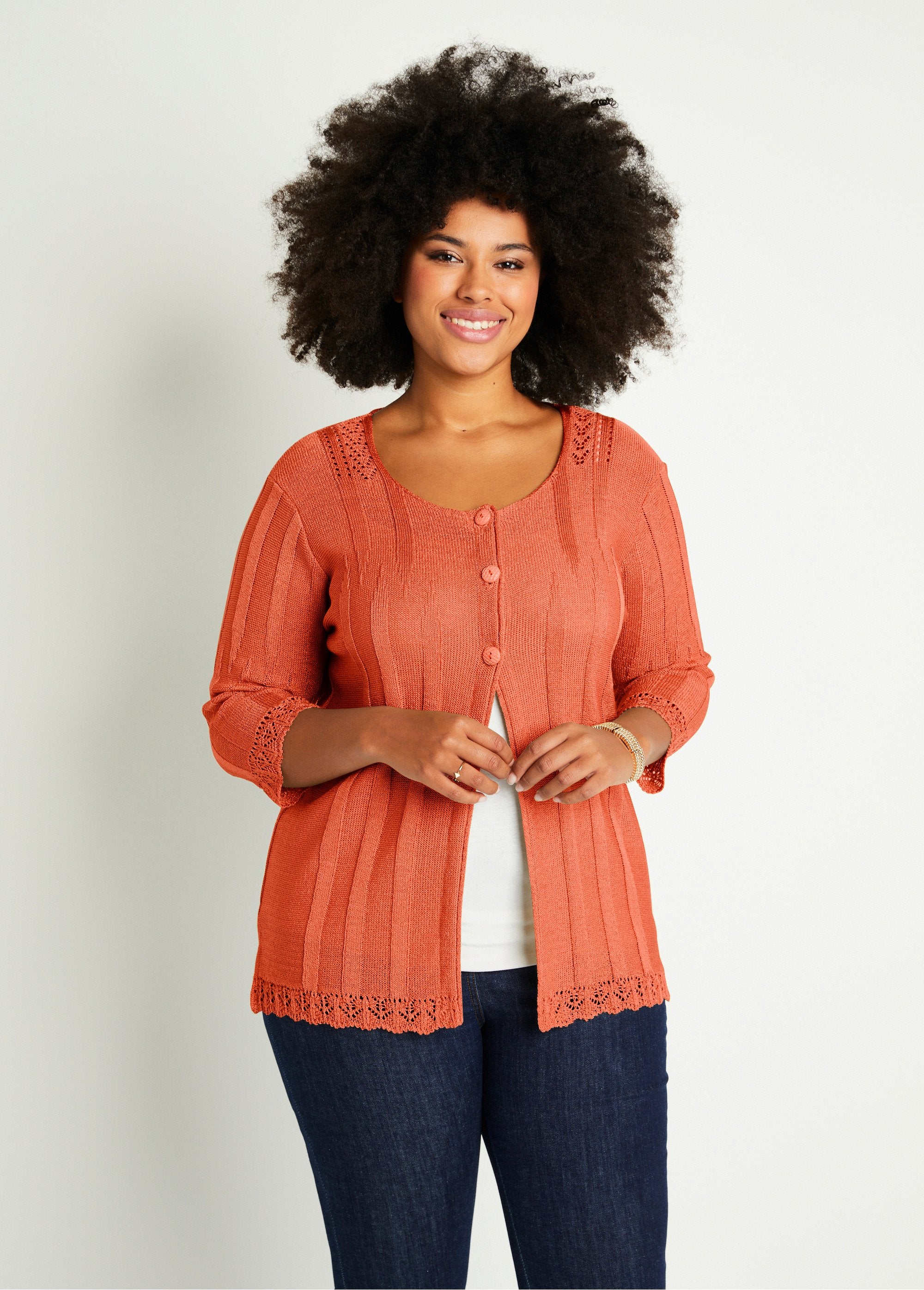 Cardigan_boutonnée_long_ajouré_Corail_FA1_curvy