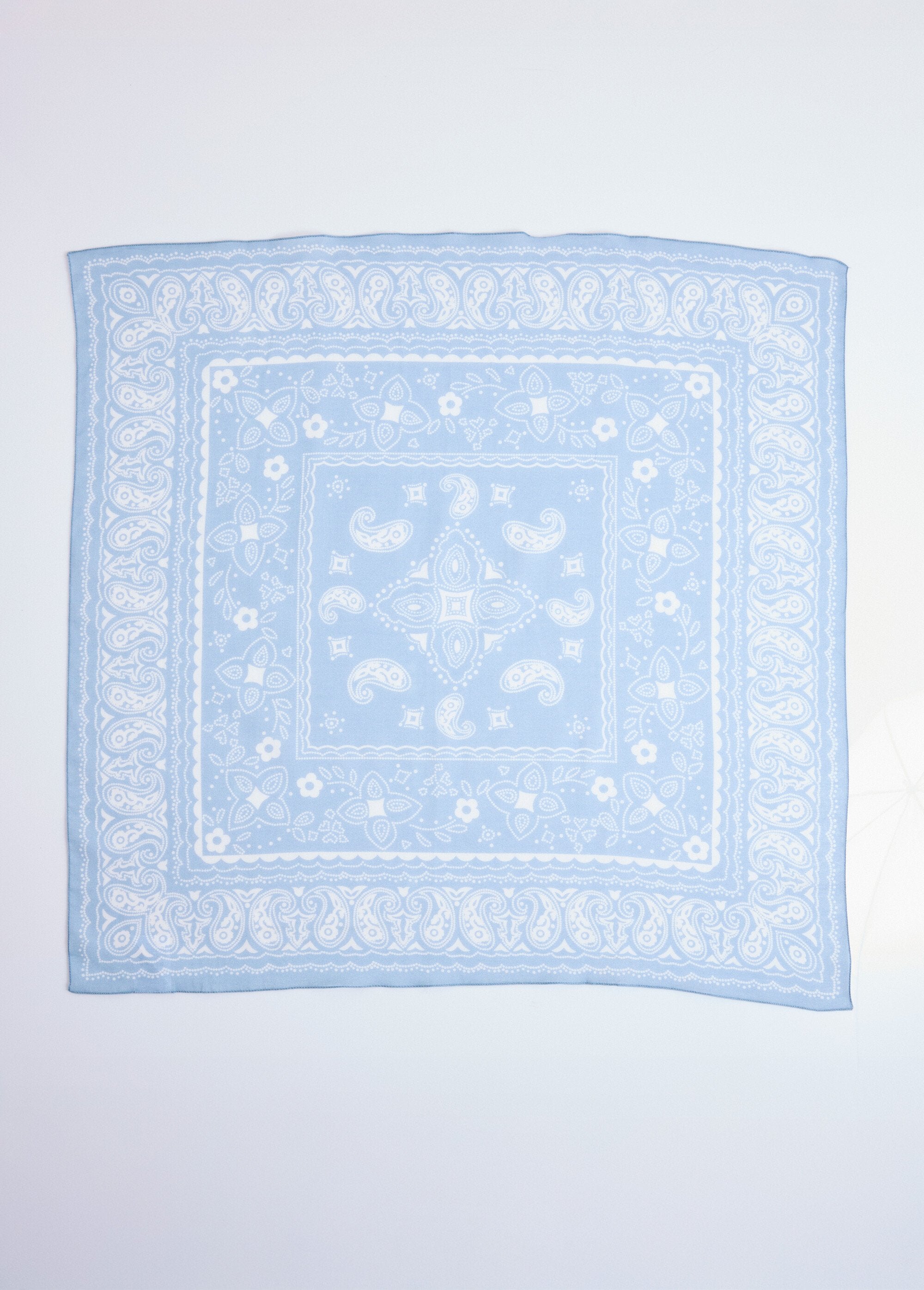 Carré_bandana_imprimé_cachemire_Bleu_et_blanc_DE1_slim