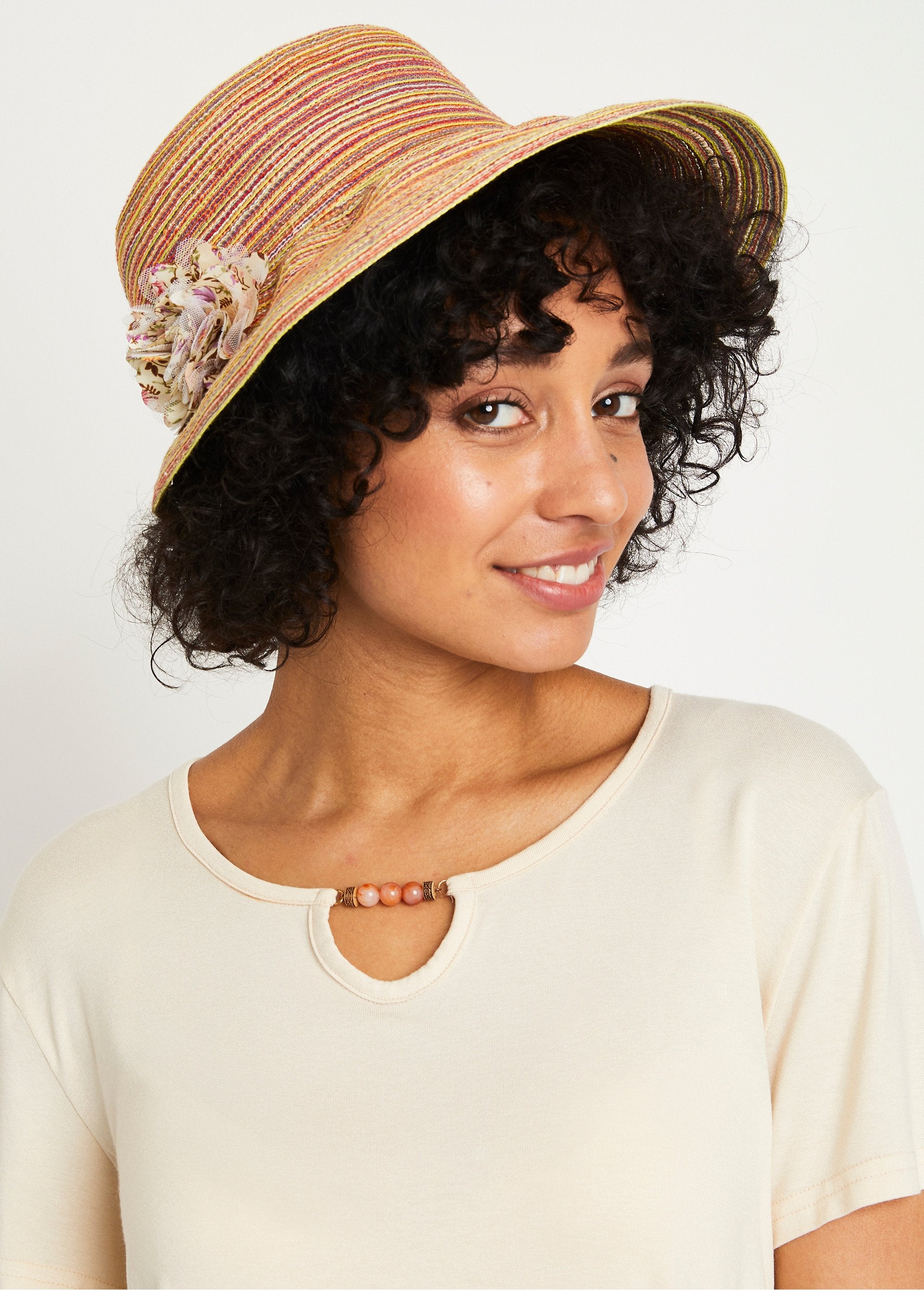 Chapéu_trançado_multicolorido_com_flor_Multicolorido_FA1_slim