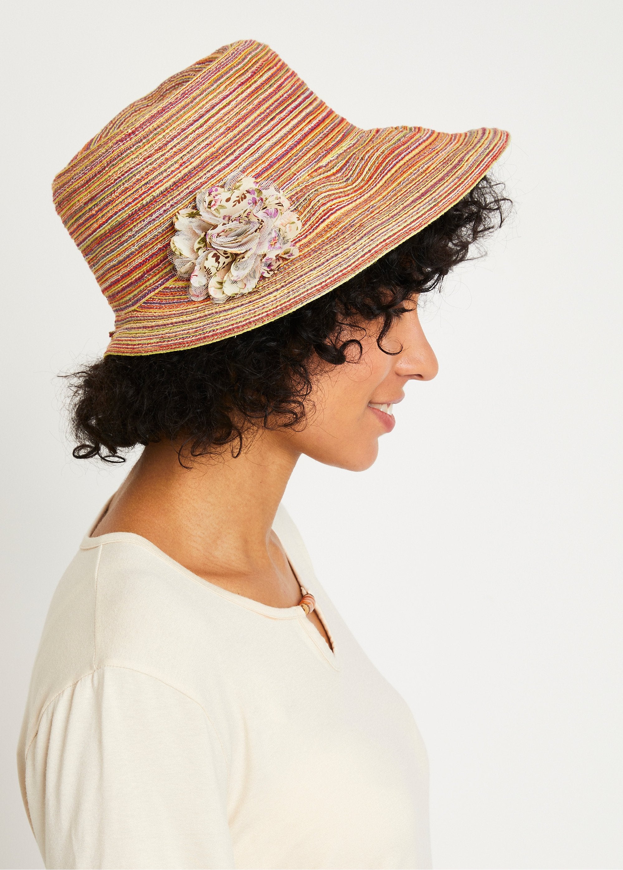 Chapéu_trançado_multicolorido_com_flor_Multicolorido_FA2_slim