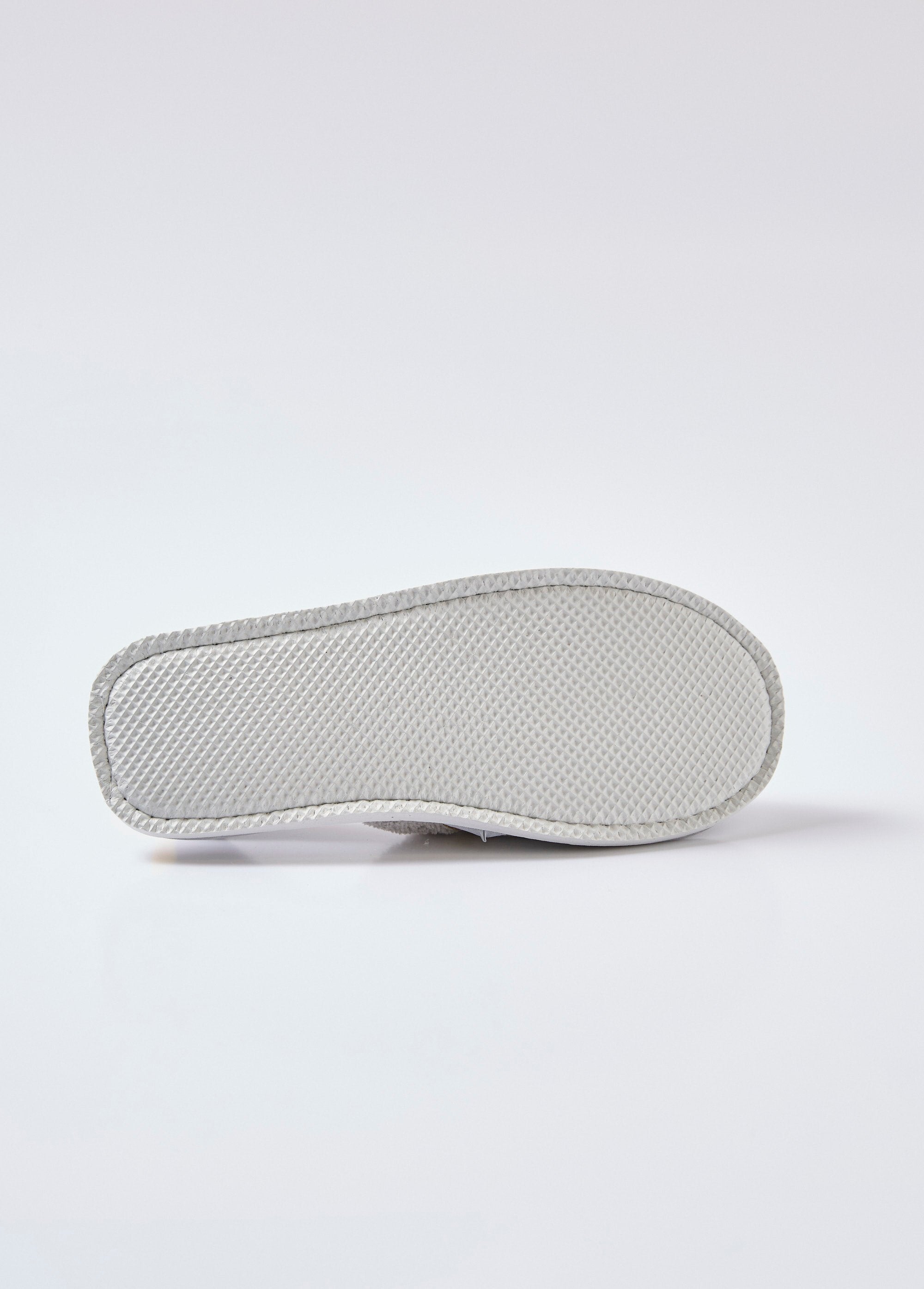 Chinelos_estilo_mule,_linhas_contrastantes_Gris_UN1_slim