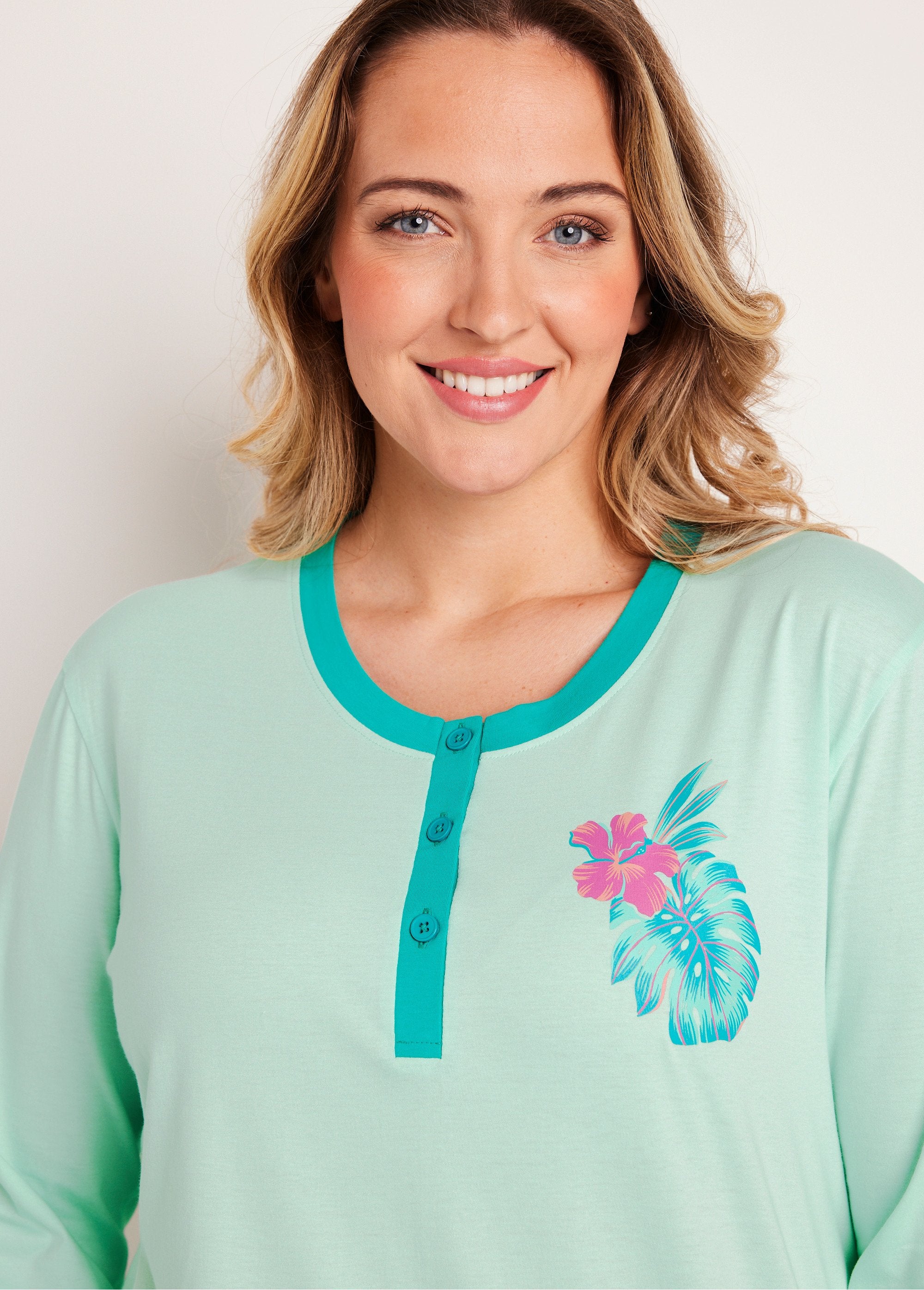 Camisola_lisa_de_algodão_com_estampa_Estampa_tropical_DE1_curvy