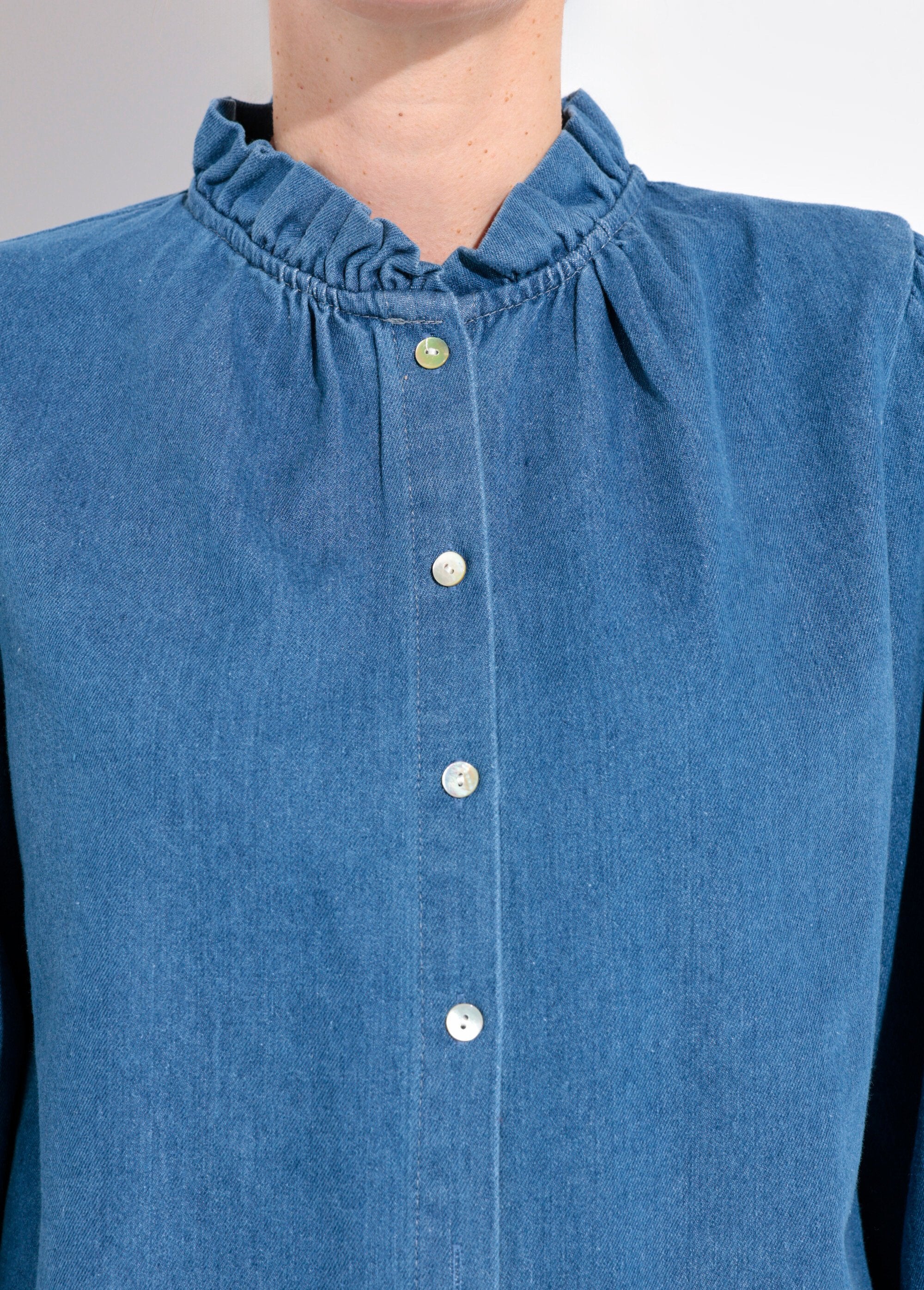Camisa_jeans_com_botões_e_gola_franzida_Denim_DE1_slim