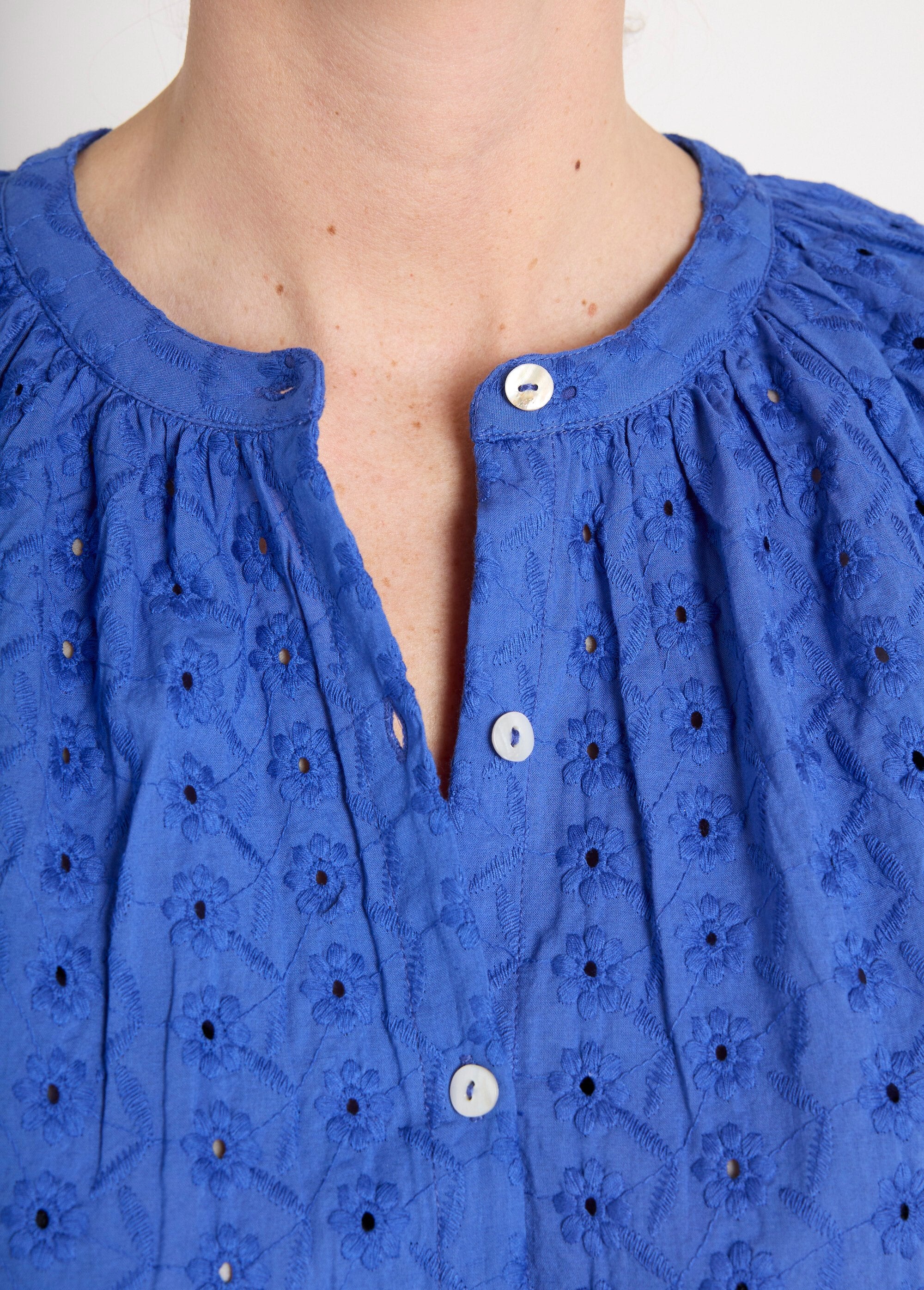 Blusa_solta_de_algodão_bordada_sem_gola_Bleu_DE1_slim