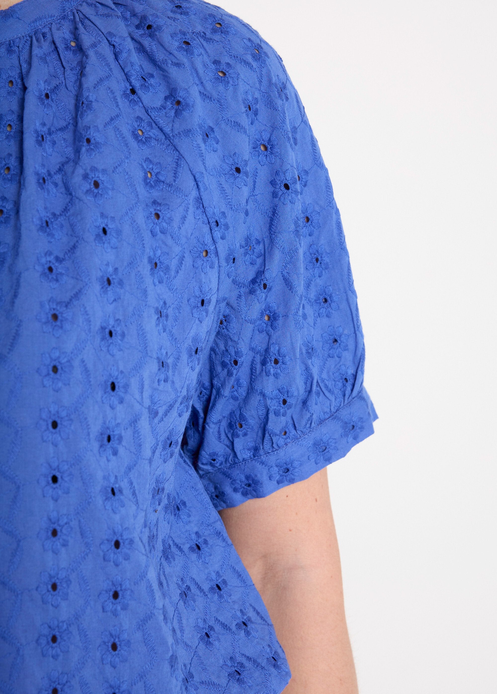 Blusa_solta_de_algodão_bordada_sem_gola_Bleu_DE2_slim