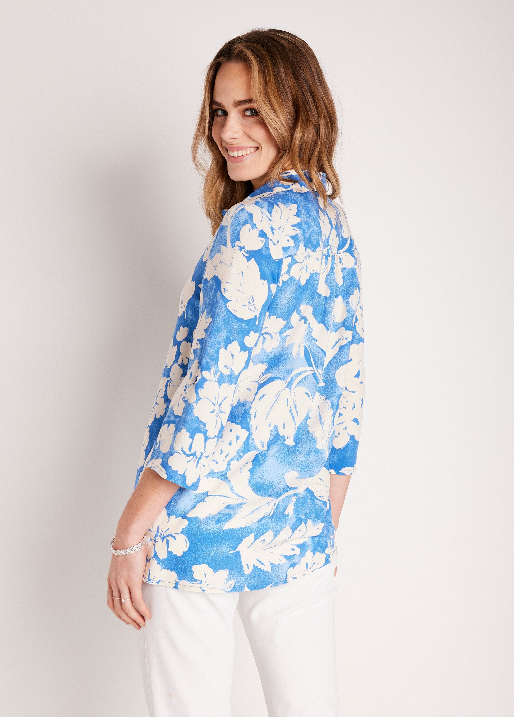 Blusa_longa_floral_solta_Azul_e_branco_DO1_slim