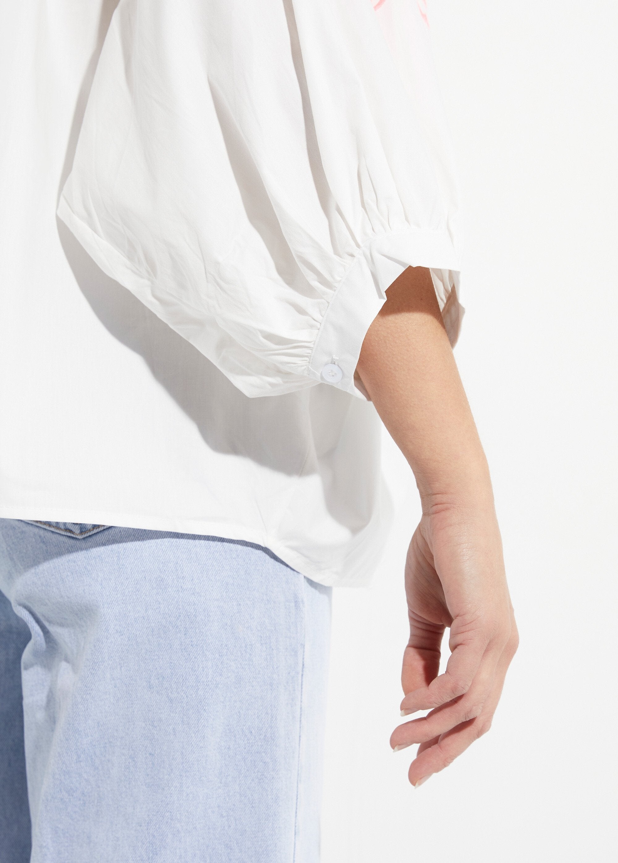 Blusa_folgada_com_mangas_bordadas_com_palmeiras_Blanc_et_rose_fluo_DE3_slim