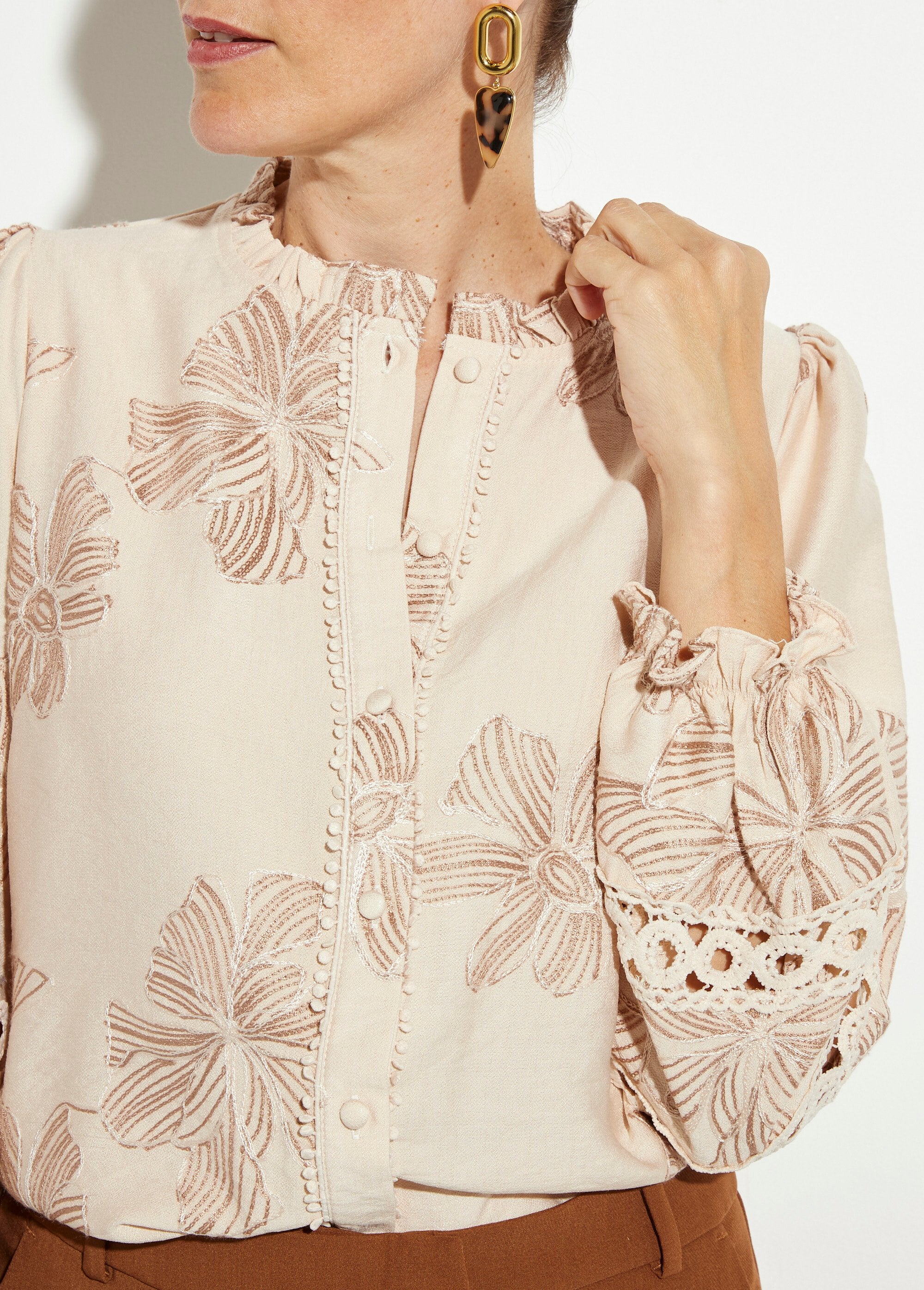 Chemisier_boutonné,_broderies_et_guipure_Beige_DE1_slim