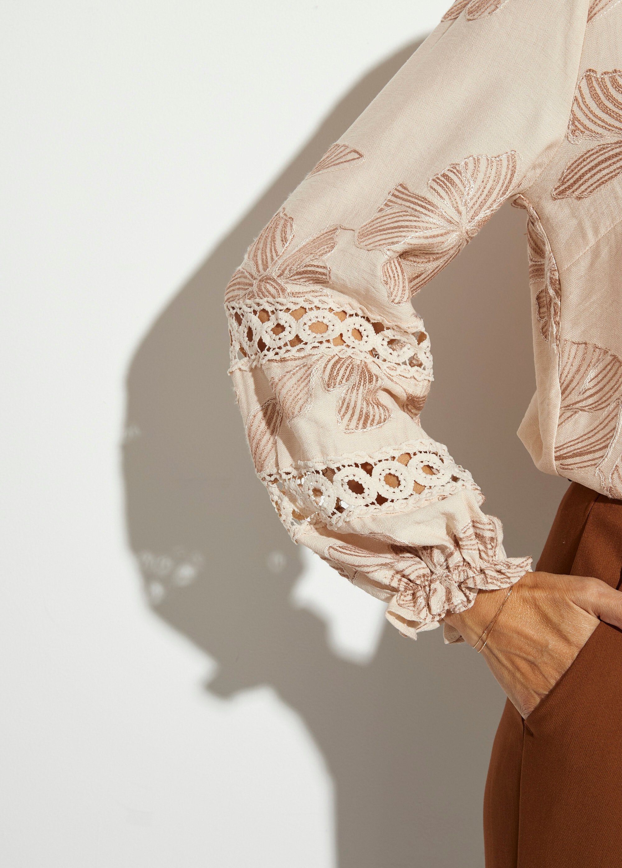 Chemisier_boutonné,_broderies_et_guipure_Beige_DE2_slim