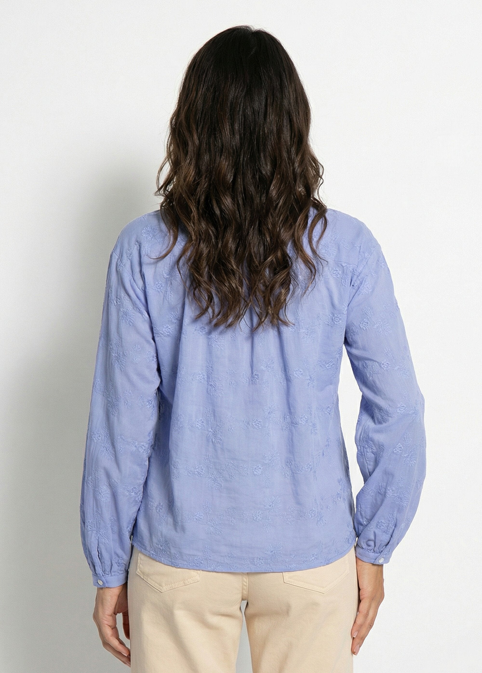 Camisa_de_algodão_bordada_com_botões_e_gola_de_folhos_Bleu_DO1_slim