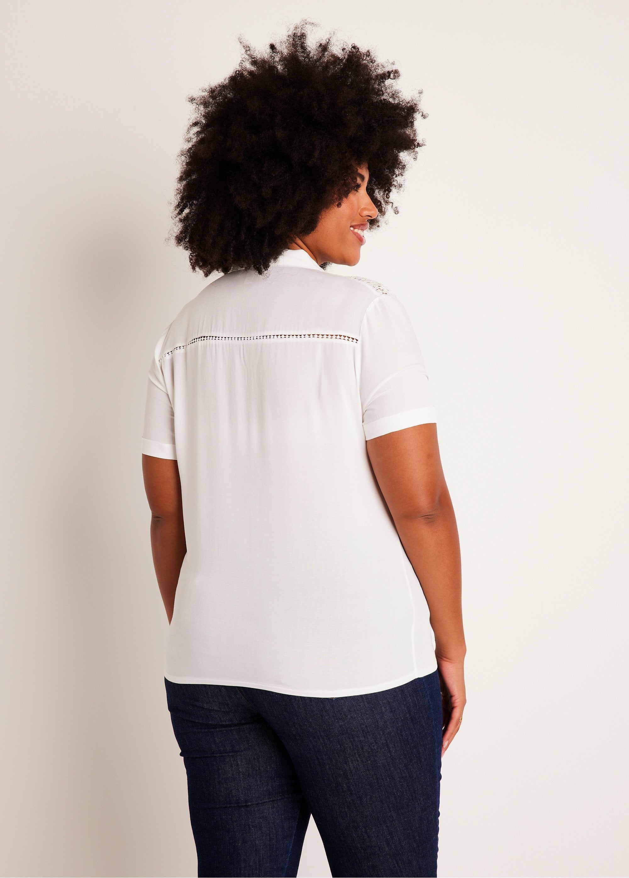 Blusa_com_botões,_rendas_e_bordados_Cru_DO1_curvy