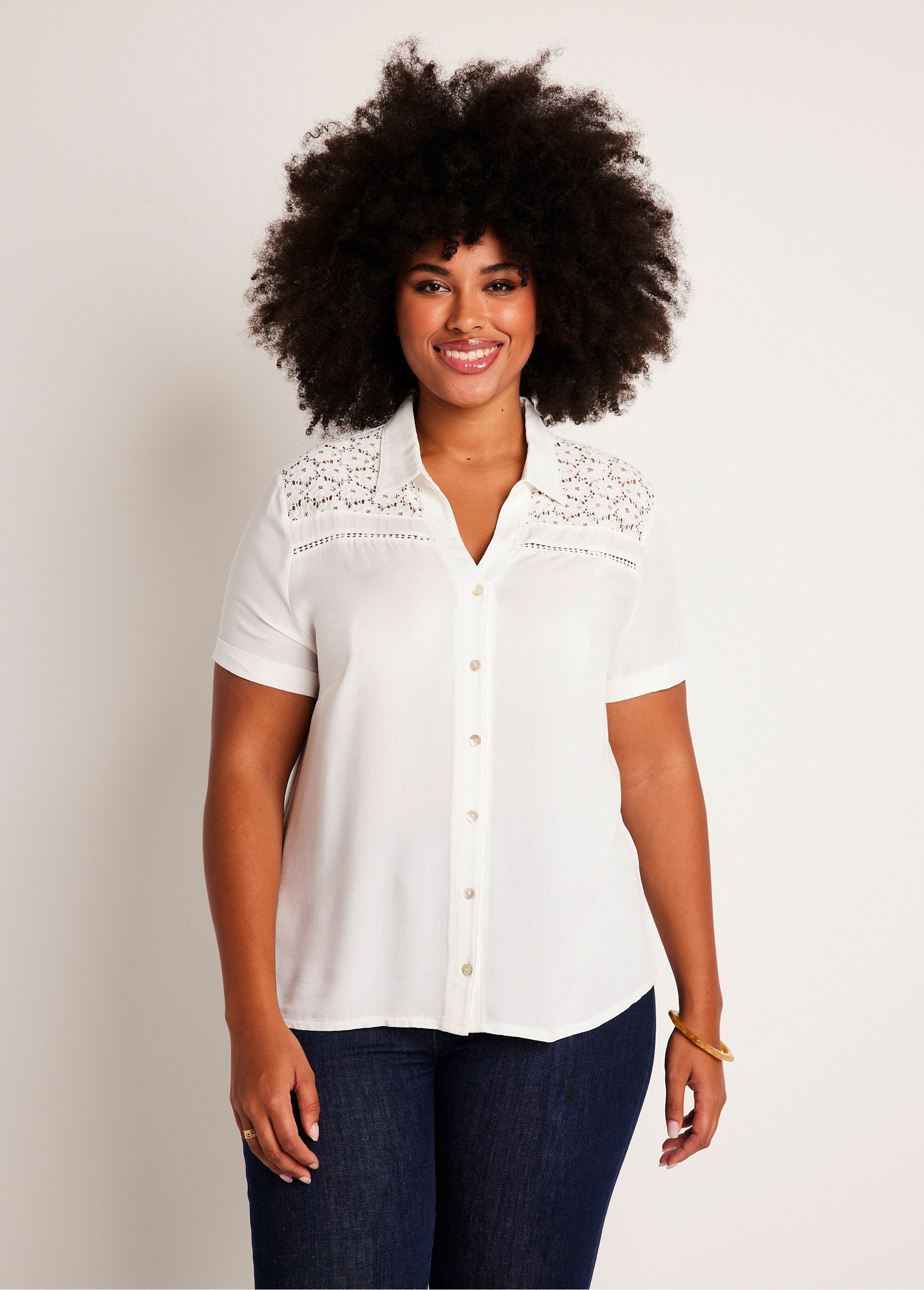 Blusa_com_botões,_rendas_e_bordados_Cru_FA1_curvy