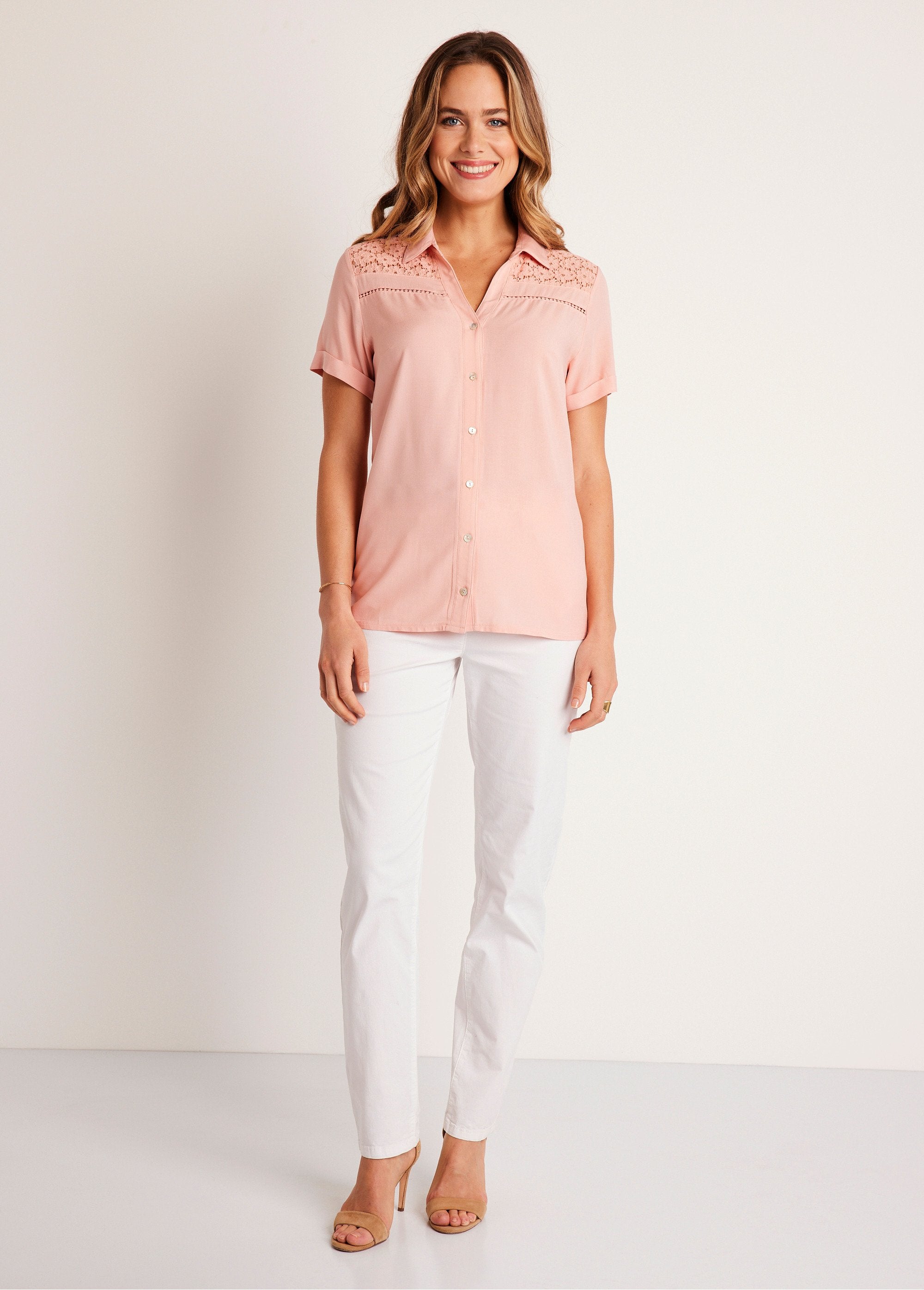 Blusa_com_botões,_rendas_e_bordados_ROSA_SF1_slim