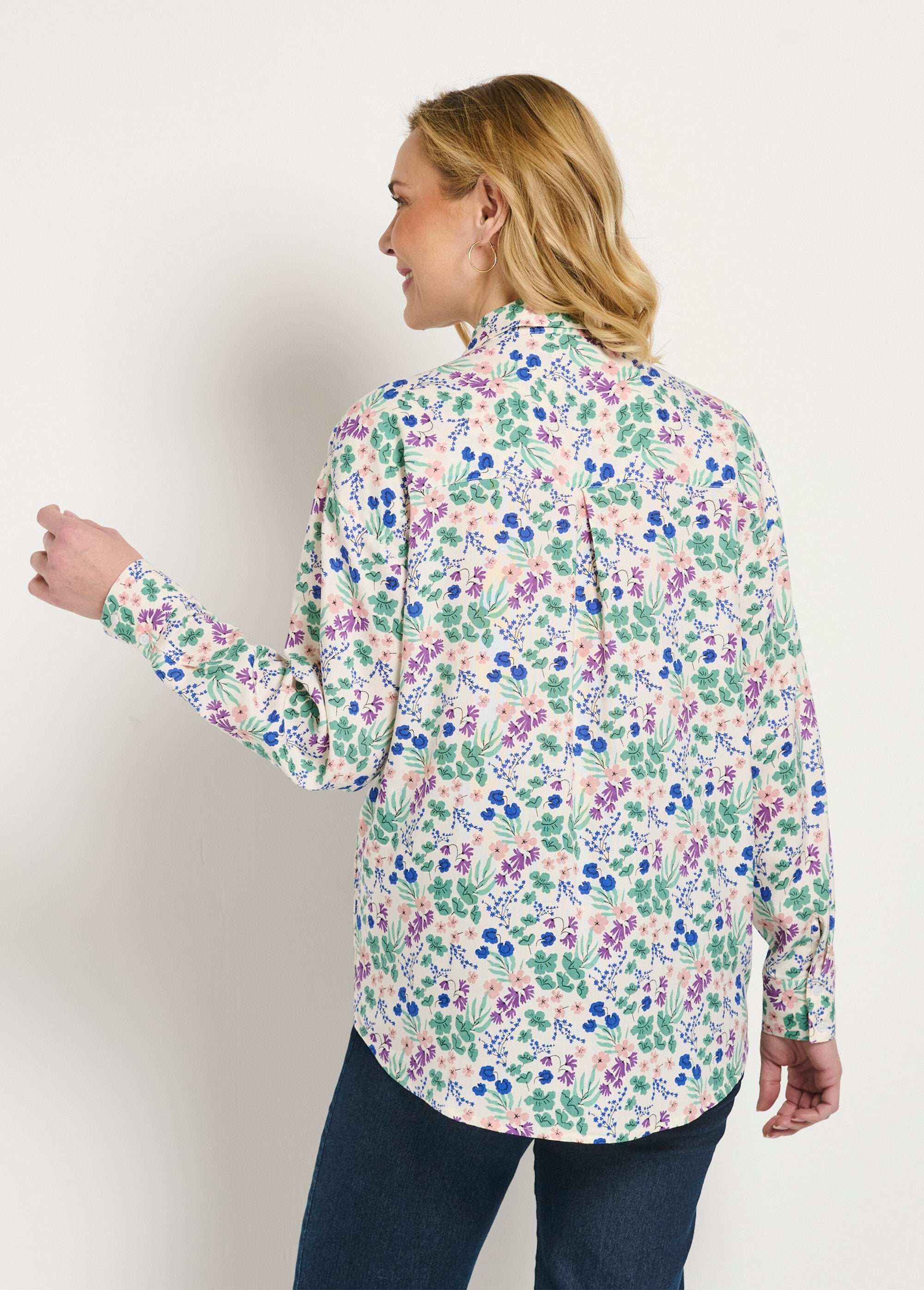 Blusa_longa_e_esvoaçante_com_estampa_floral_e_botões_Vert_et_blanc_DO1_slim