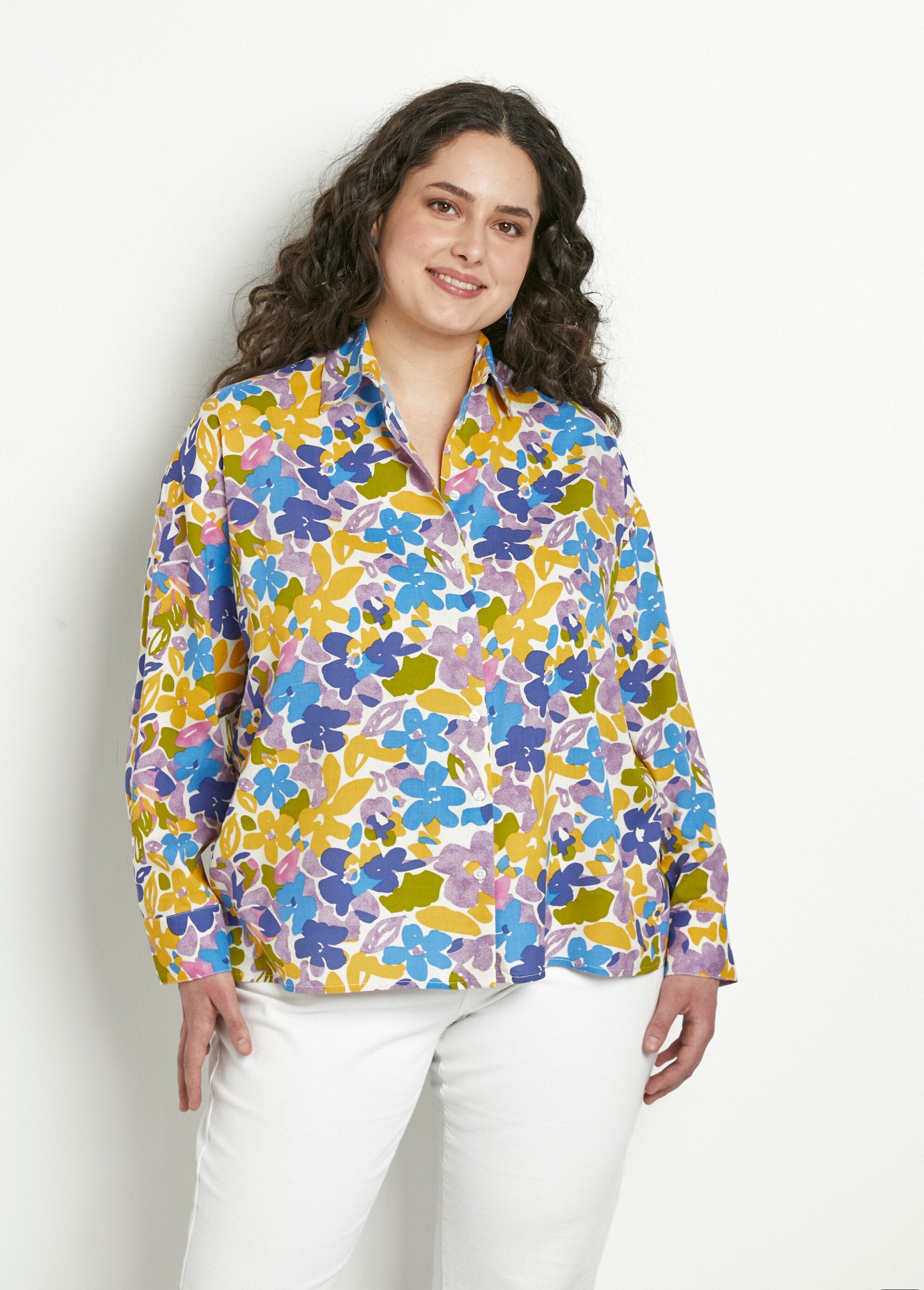 Blusa_longa_e_esvoaçante_com_estampa_floral_e_botões_Multicolore_FA1_curvy