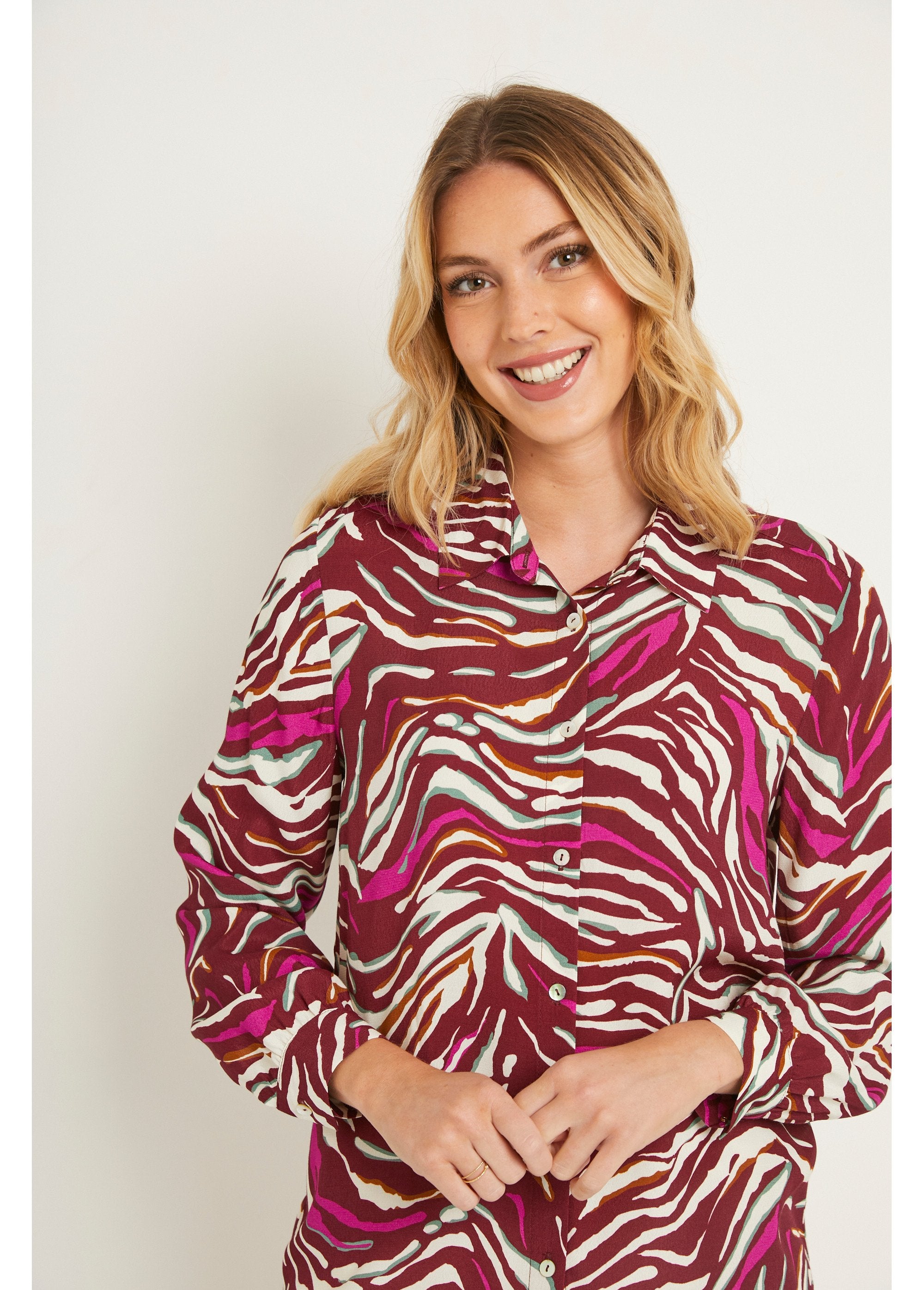 Blusa_de_botões_comprida_com_estampado_de_zebra_Prune_et_rose_DE1_slim