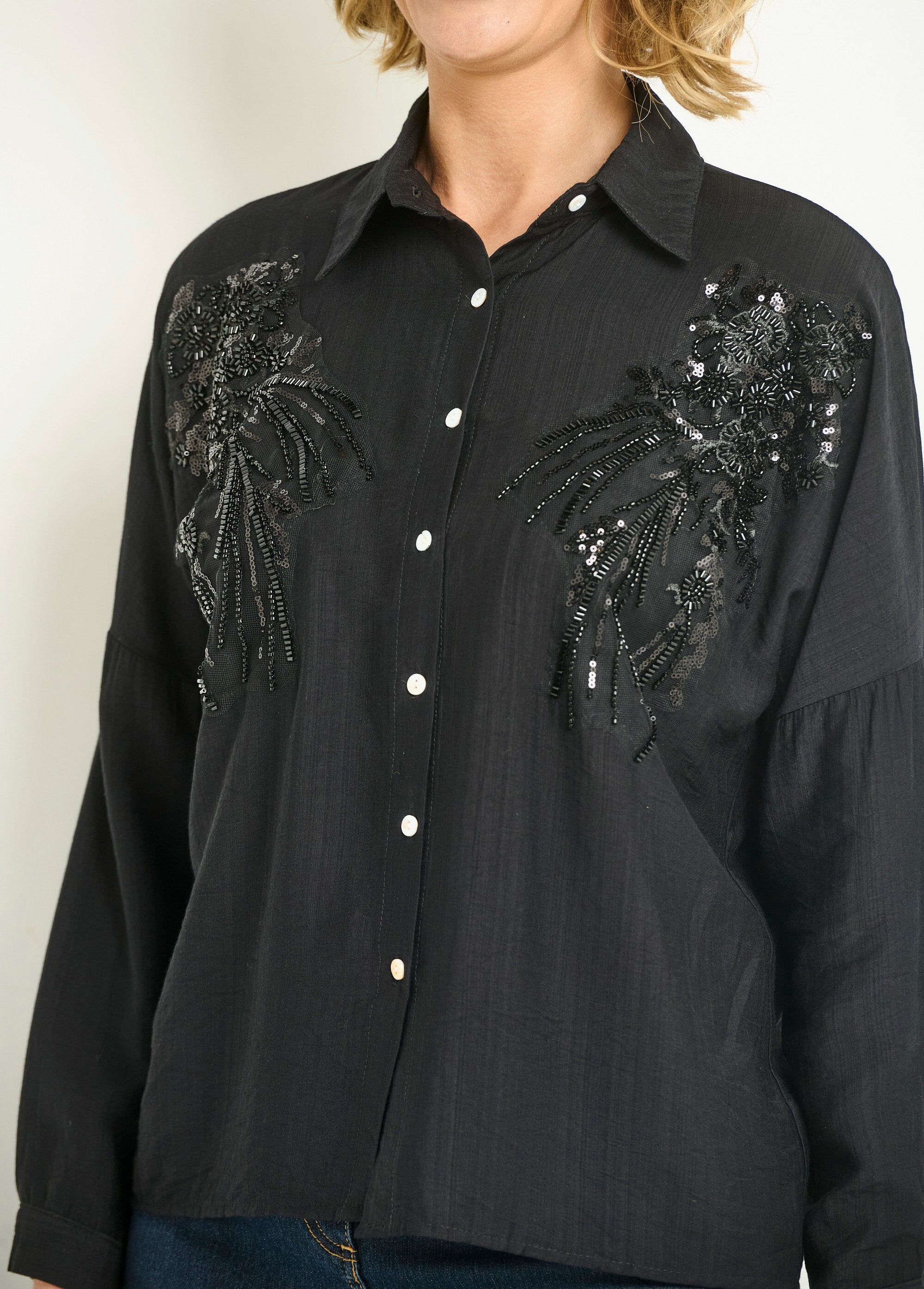 Blusa_com_bordado_de_pérolas_e_lantejoulas_Noir_DE1_slim