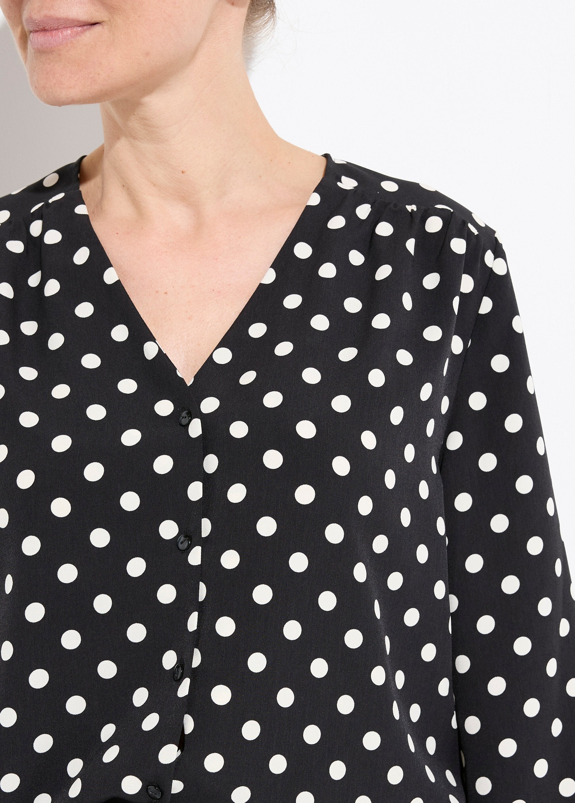 Blusa_de_manga_comprida_com_estampa_de_bolinhas_e_decote_em_V_Noir_et_ecru_DE1_slim
