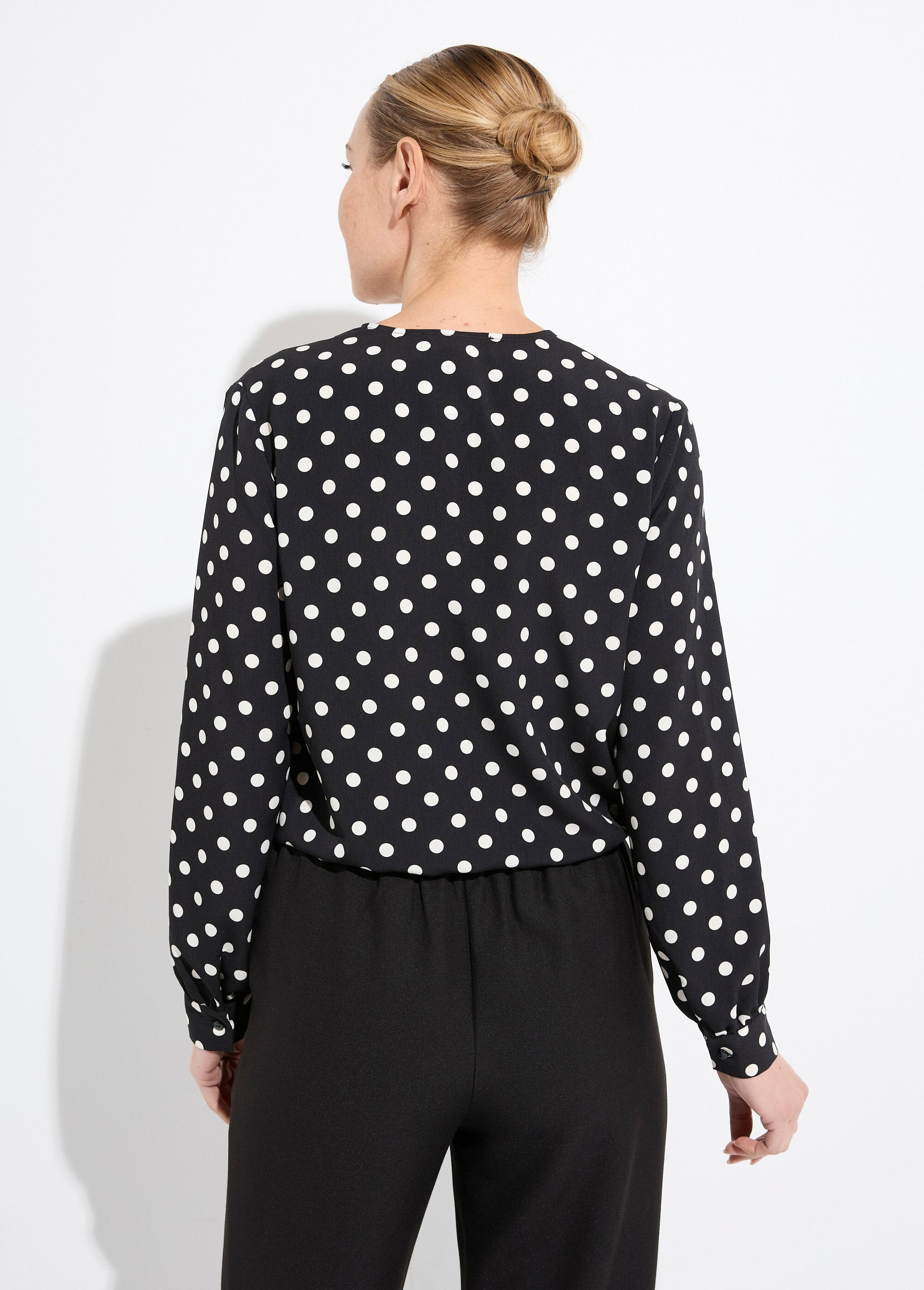 Blusa_de_manga_comprida_com_estampa_de_bolinhas_e_decote_em_V_Noir_et_ecru_DO1_slim