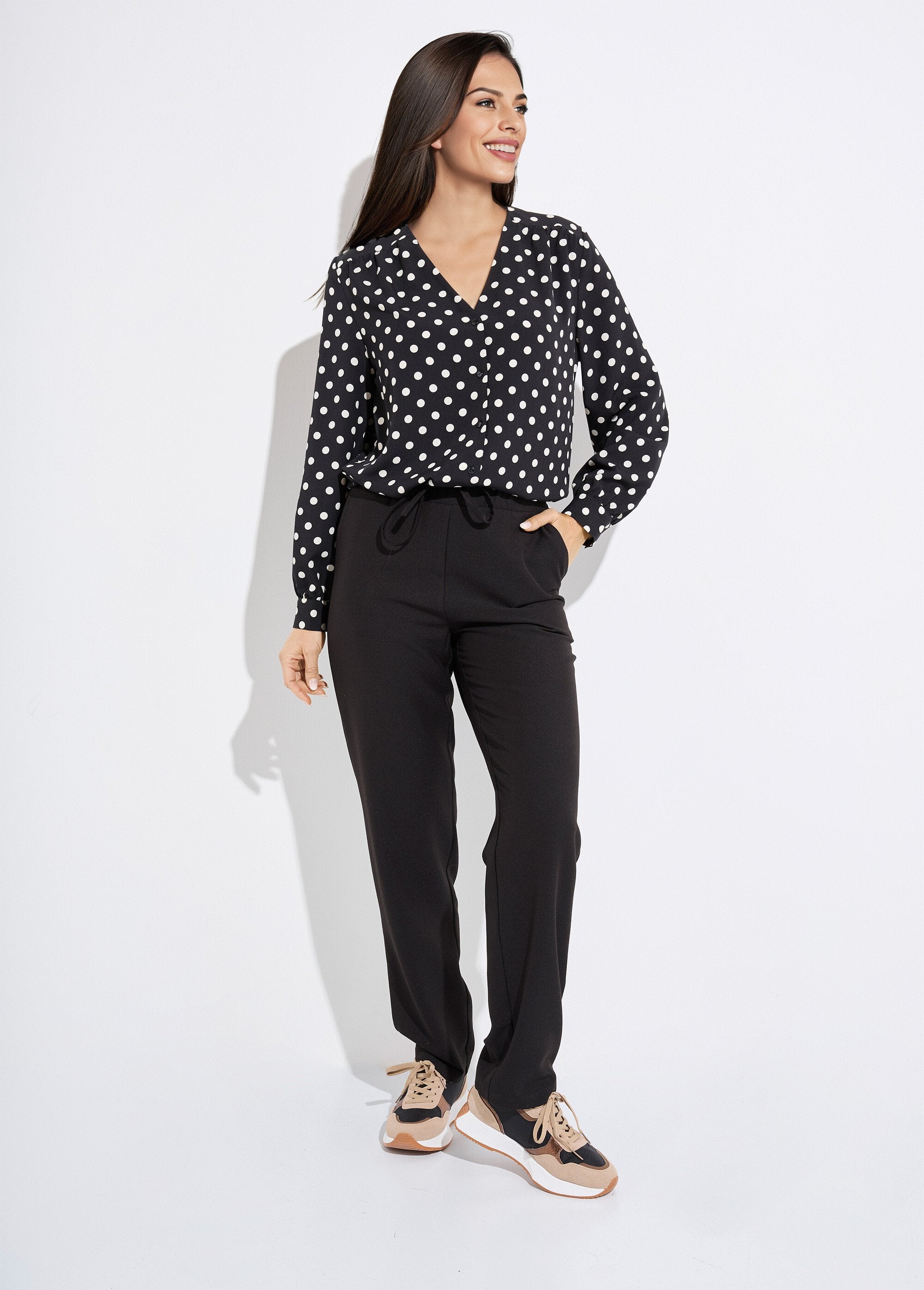Blusa_de_manga_comprida_com_estampa_de_bolinhas_e_decote_em_V_Noir_et_ecru_SF1_slim