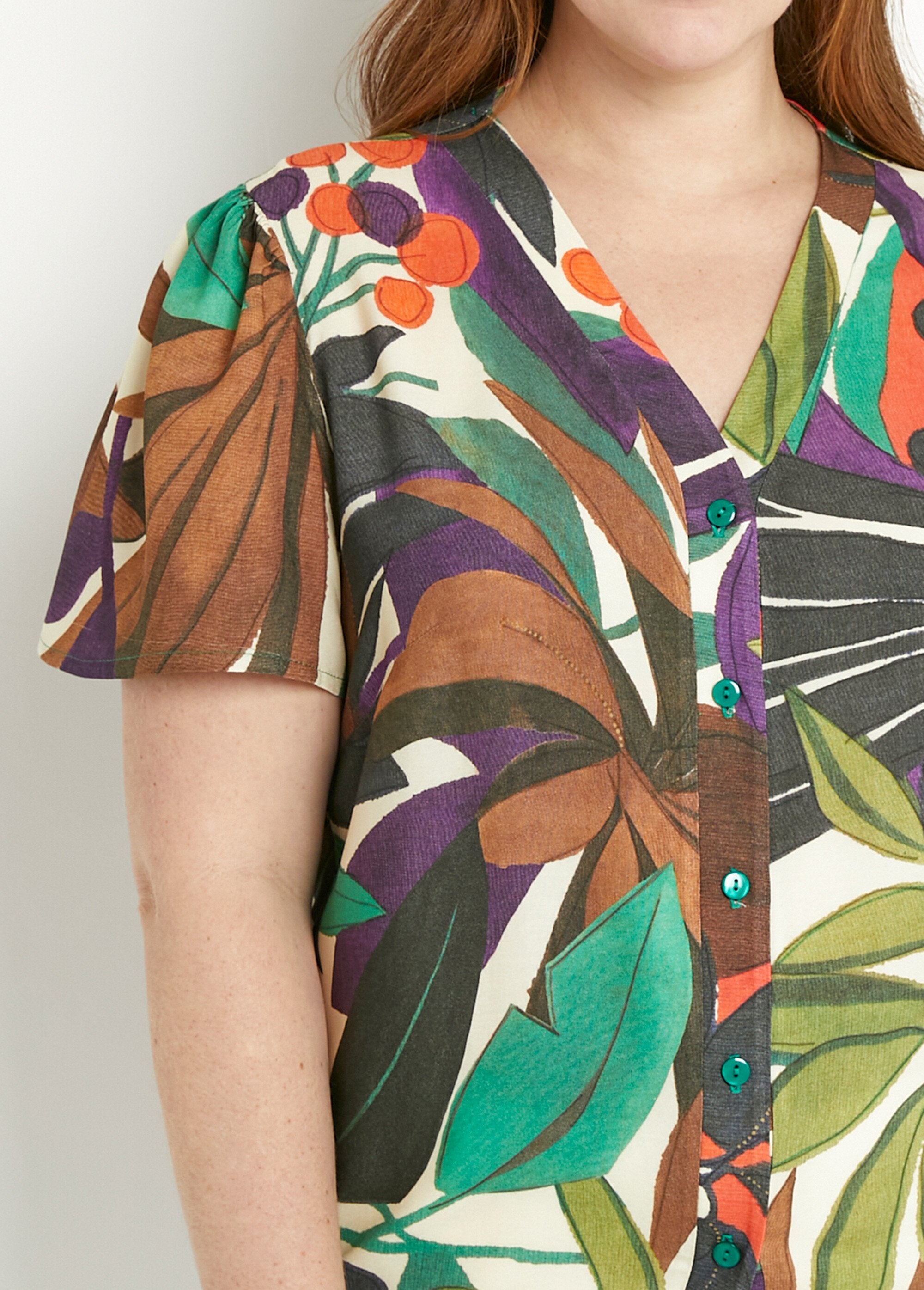 Blusa_de_manga_curta_com_estampa_de_plantas_e_decote_em_V_Multicolore_DE1_curvy