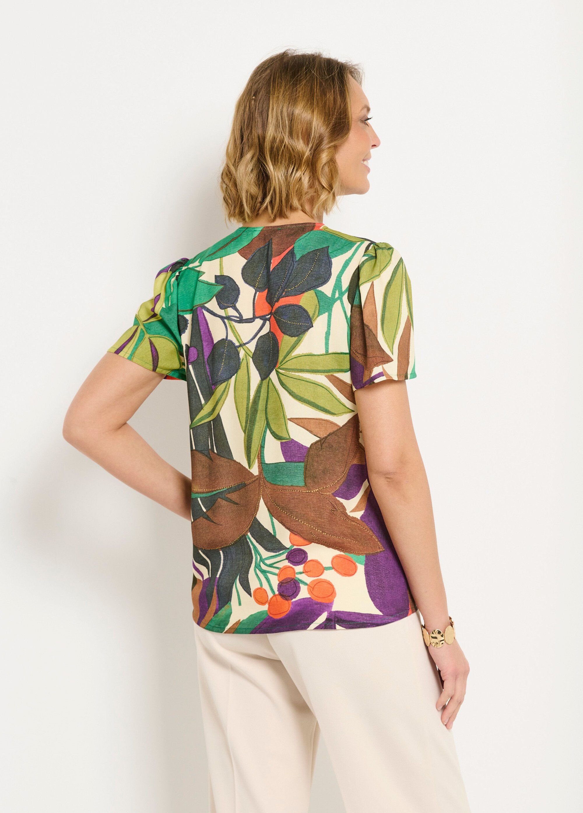 Blusa_de_manga_curta_com_estampa_de_plantas_e_decote_em_V_Multicolore_DO1_slim