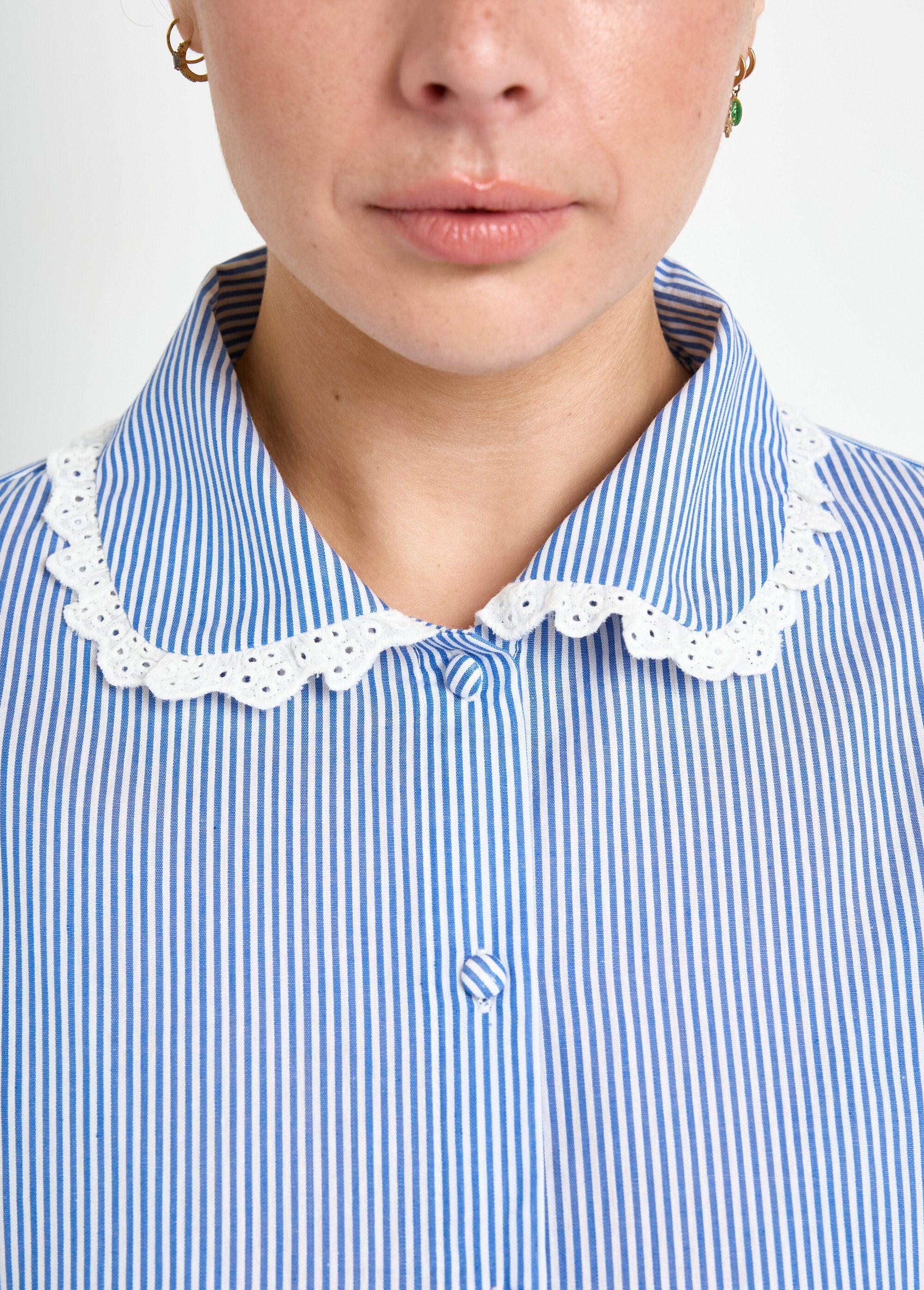 Blusa_com_detalhes_em_renda_e_gola_redonda_Bleu_raye__DE2_curvy