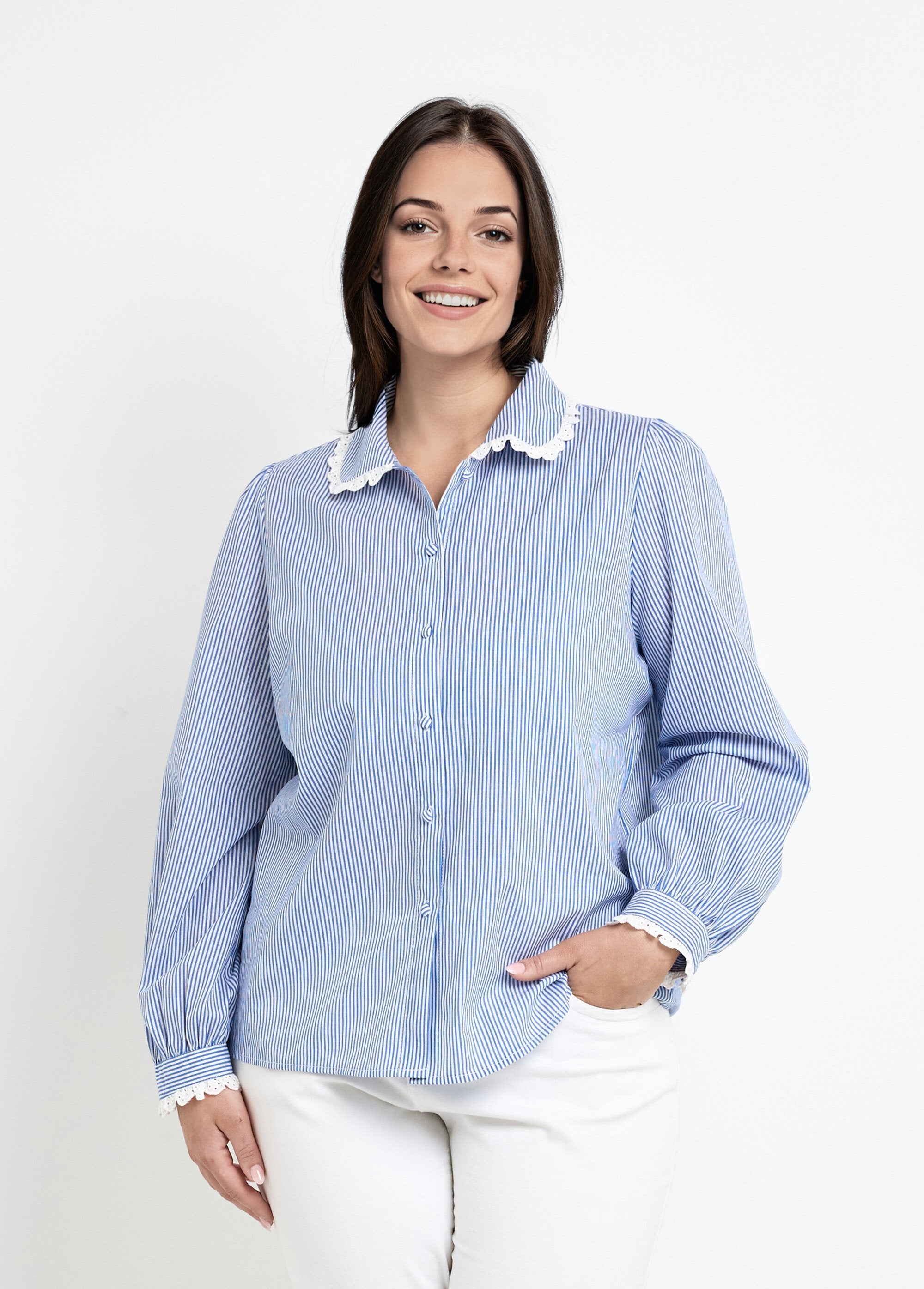 Blusa_com_detalhes_em_renda_e_gola_redonda_Bleu_raye__FA1_curvy