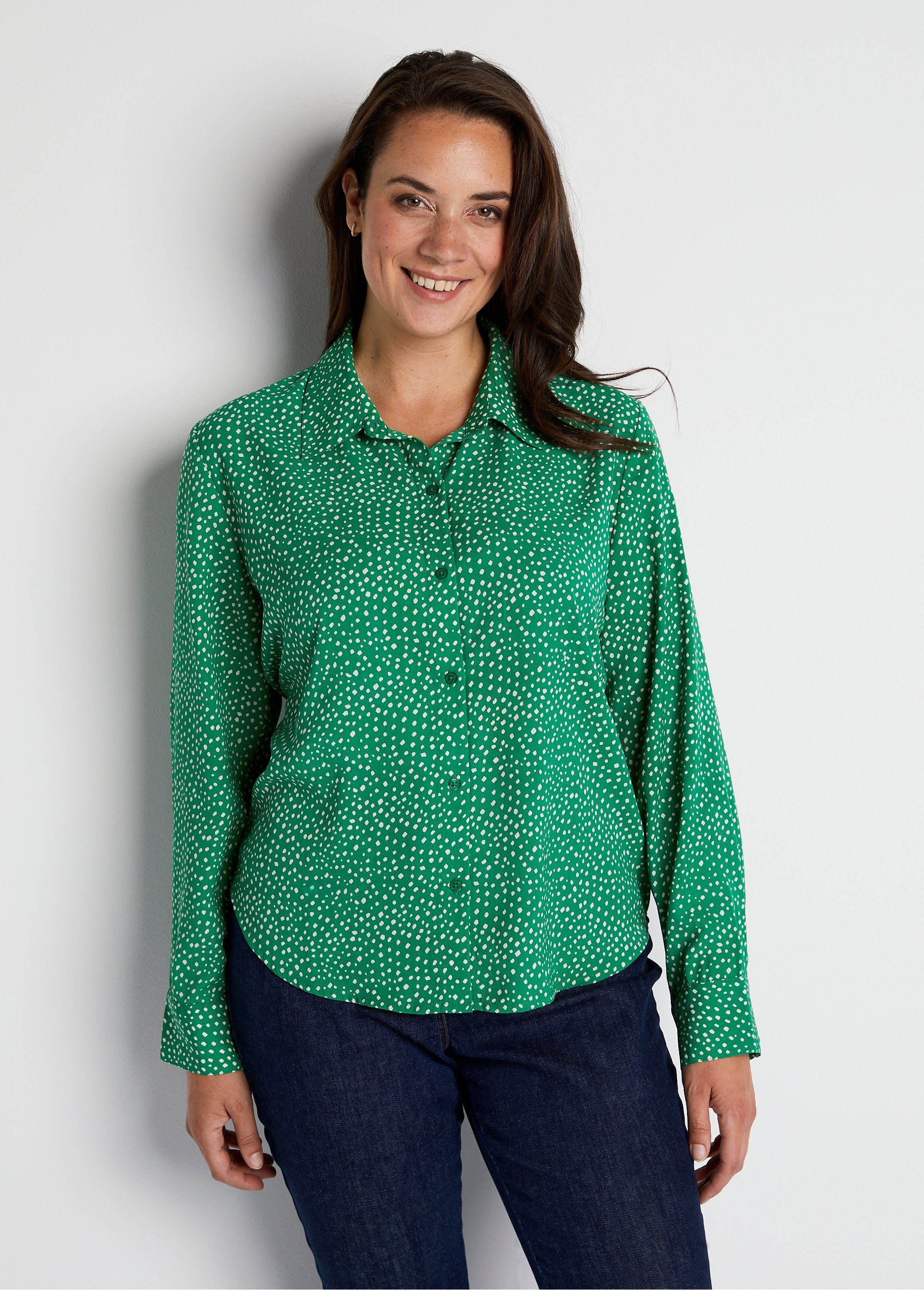 Blusa_reta_com_botões_e_estampa_de_bolinhas_Verde_cru_FA1_curvy